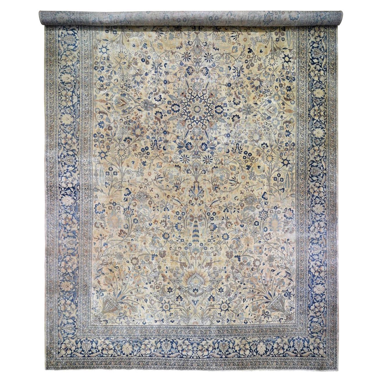 Très grand tapis oriental ancien persan Khorasan, même usé, noué à la main. en vente