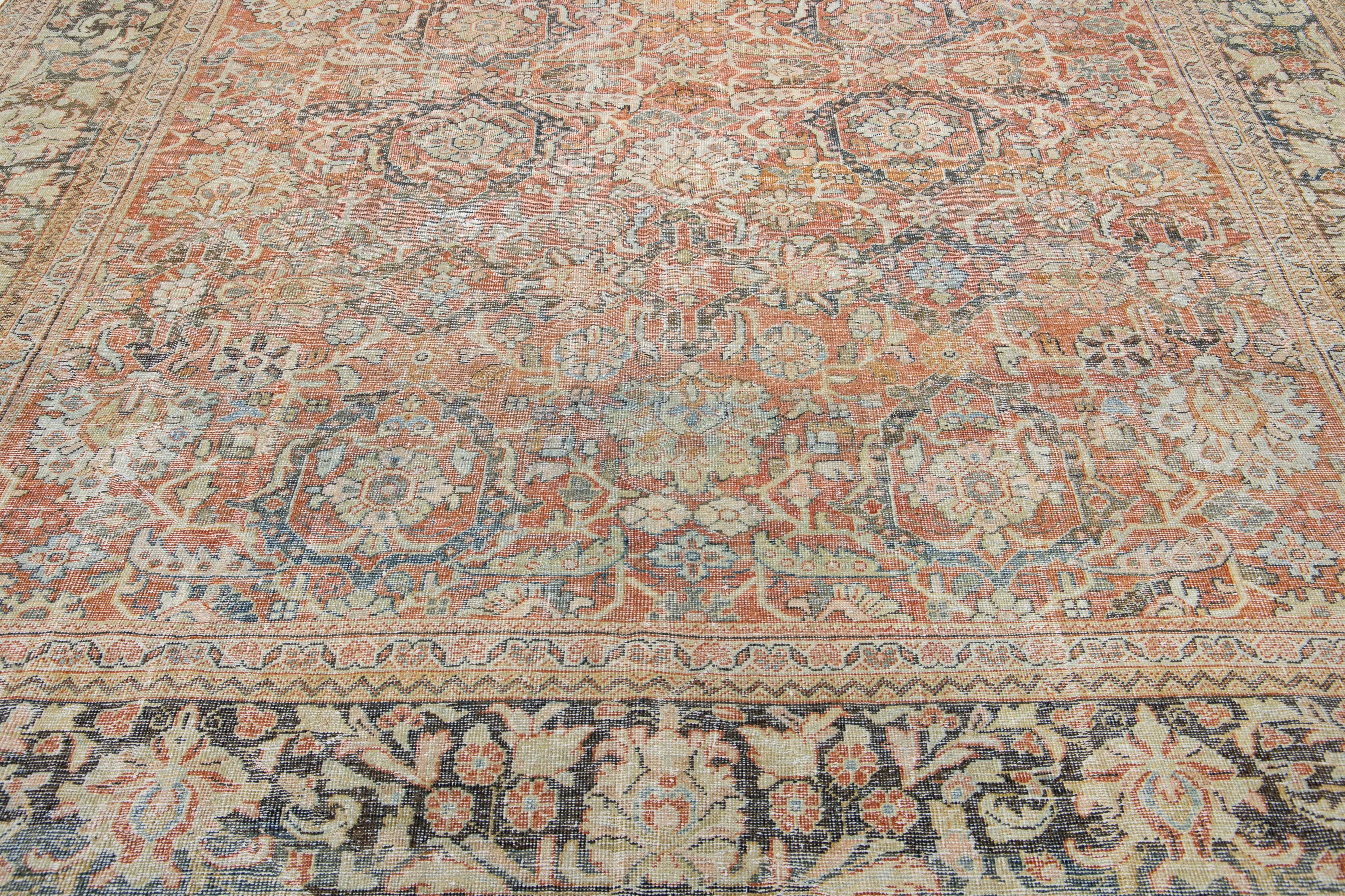 Tapis surdimensionné en laine persane ancienne Mahal avec motifs orange/ruse sur toute sa surface Bon état - En vente à Norwalk, CT