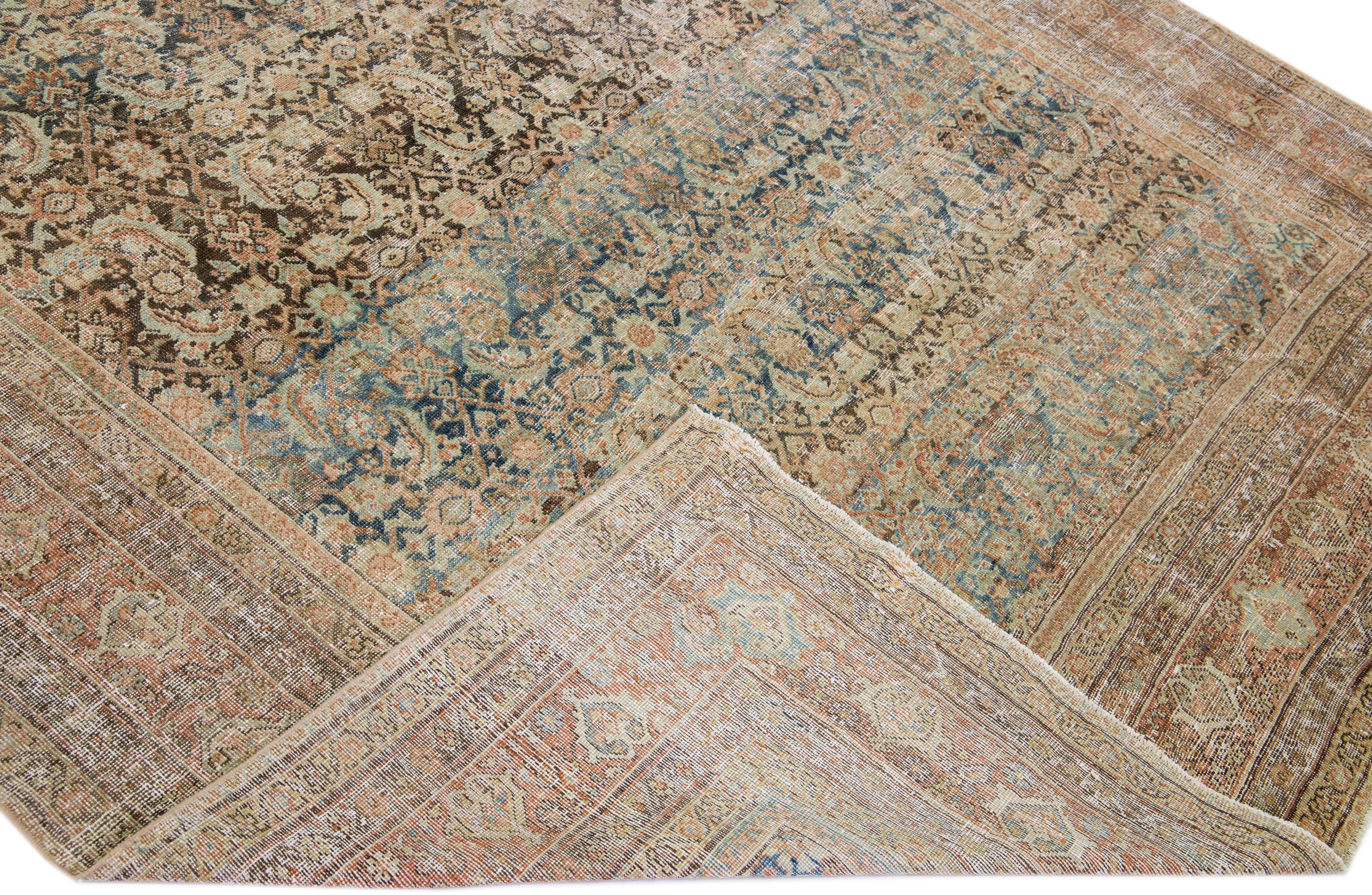 Schöne antike Malayer handgeknüpften Wollteppich mit einem marineblauen Farbfeld. Dieser Perserteppich hat rostrote und beigefarbene Akzente in einem prächtigen floralen Allover-Muster.

Dieser Teppich misst 7'8