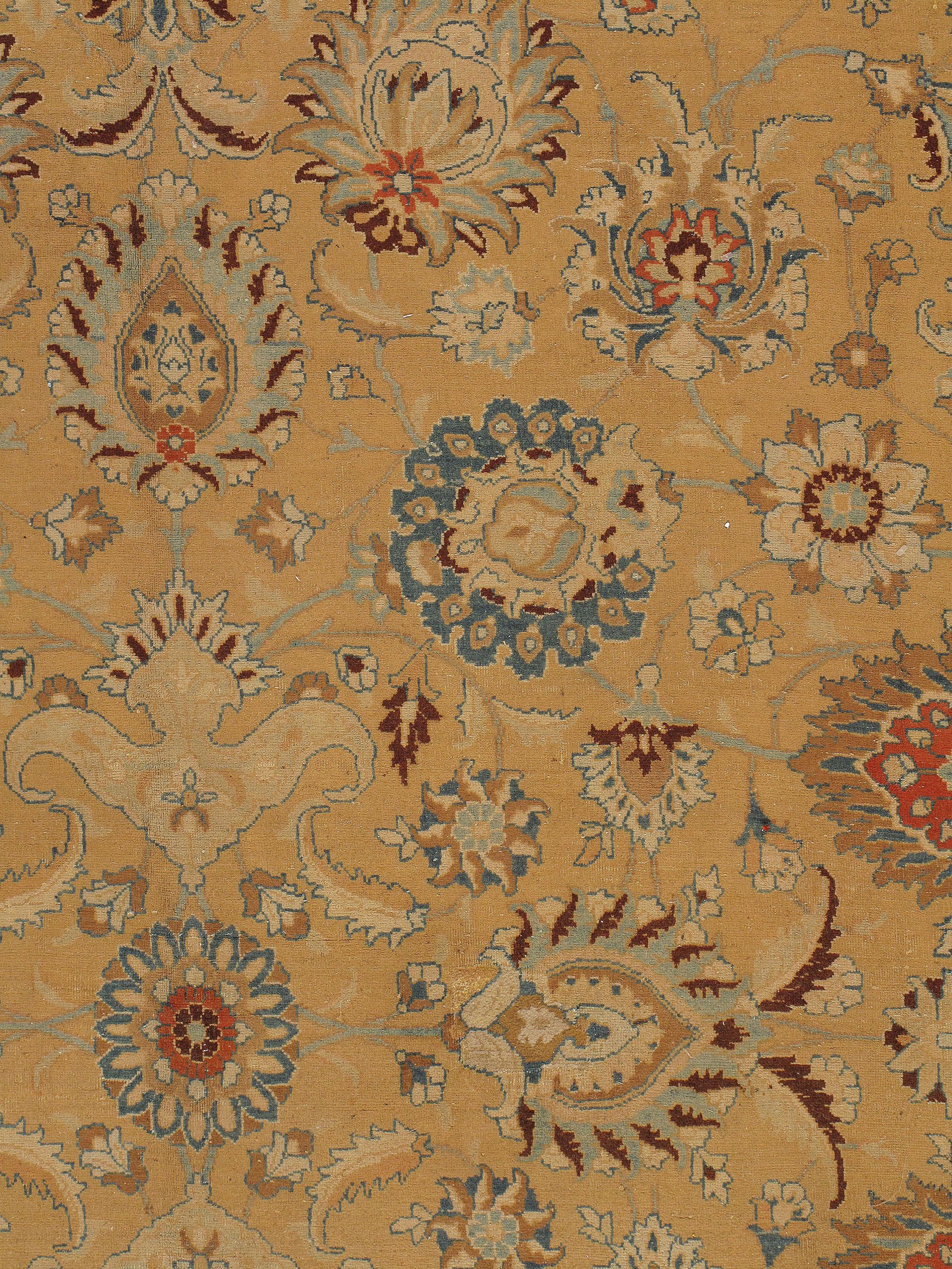 Tapis Meshad Perse ancien de grande taille, 12' x 18'3. Le motif de cet ancien tapis Meshad du nord-est de la Perse est un merveilleux ensemble de palmettes originales et exceptionnellement détaillées, reliées par des vignes défilantes bleu clair.