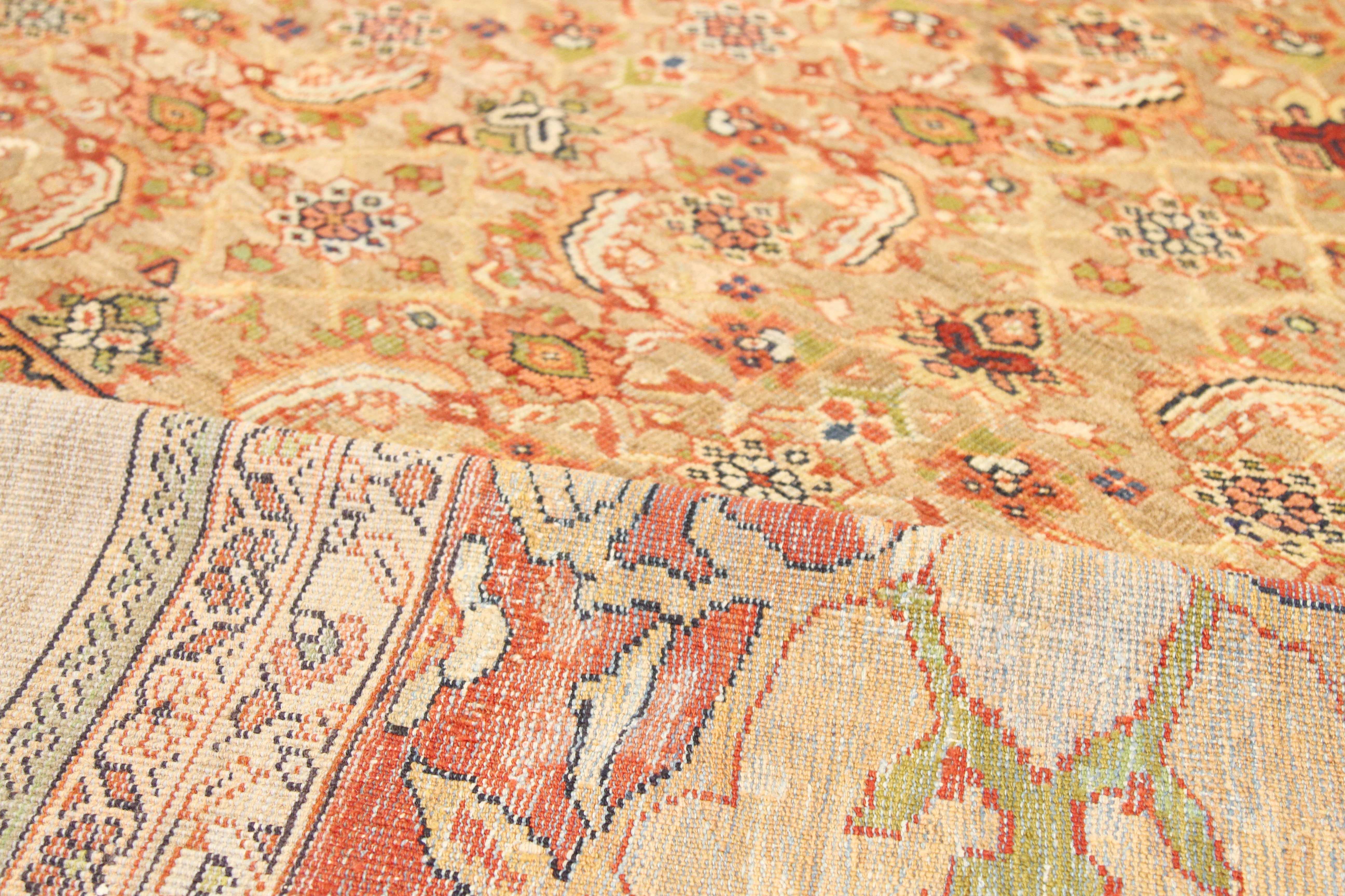 Perse Tapis persan ancien surdimensionné Sultanabad avec détails floraux blancs et roses en vente