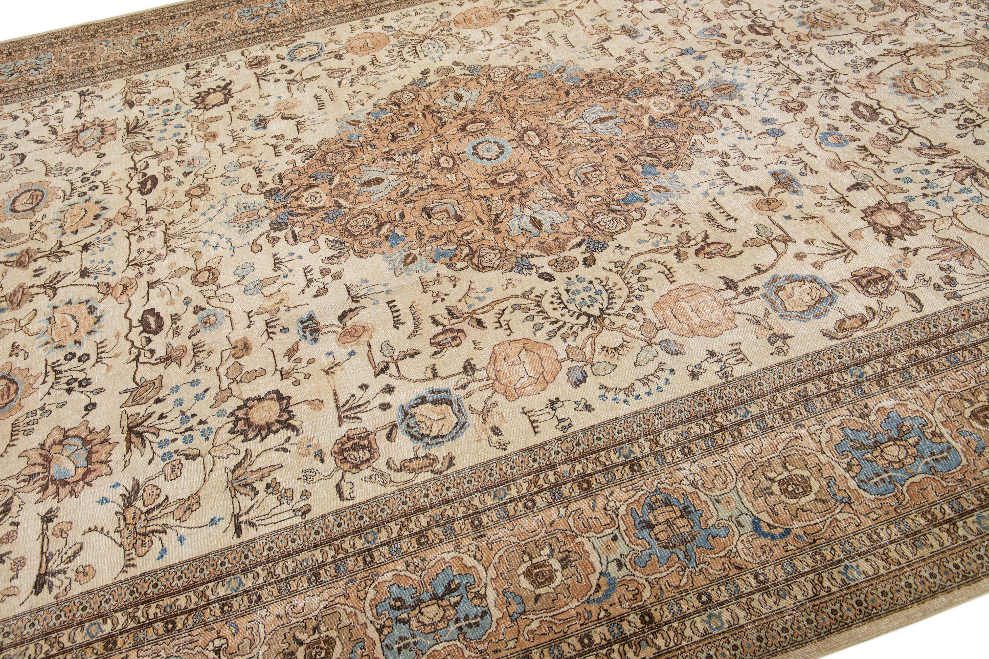 Perse Grand tapis persan ancien Tabriz en laine à médaillons fait à la main en beige en vente