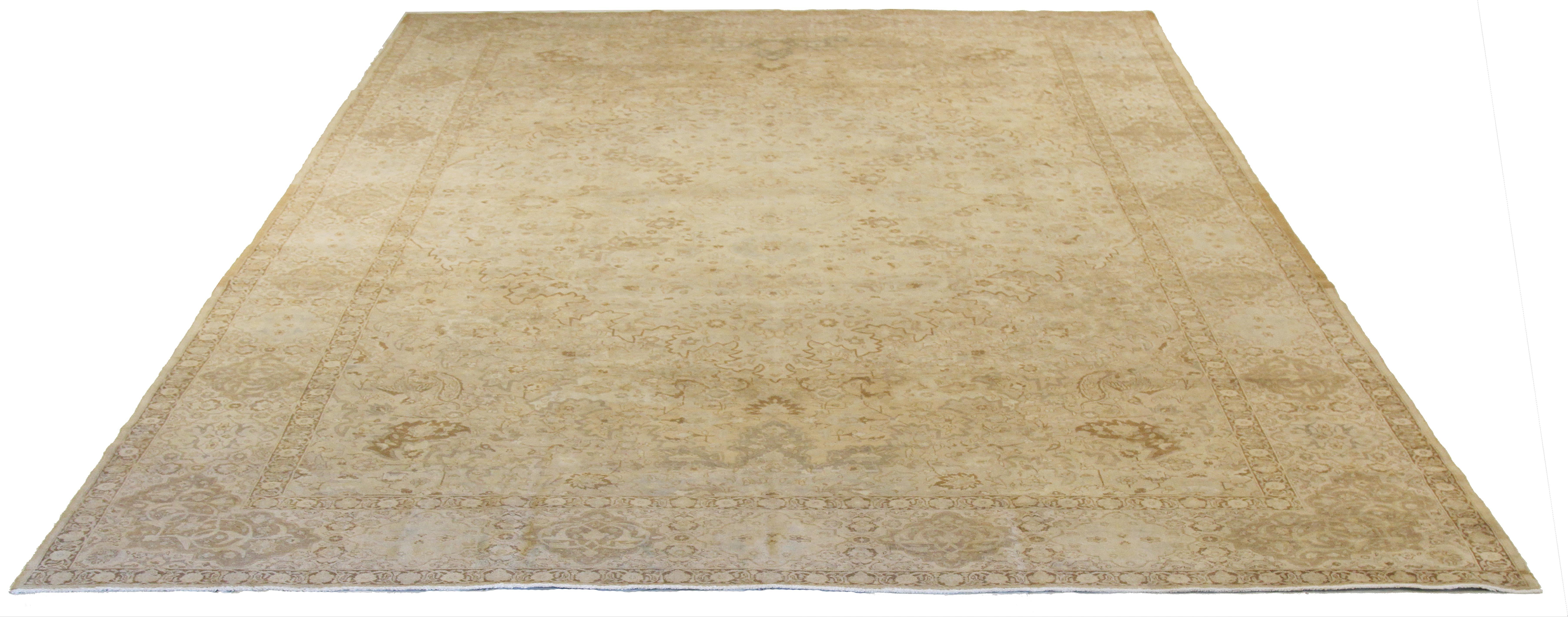 Tapis persan ancien tissé à la main à partir de la meilleure laine de mouton et coloré avec des teintures végétales entièrement naturelles, sans danger pour les humains et les animaux domestiques. Il s'agit d'un tissage traditionnel de Tabriz