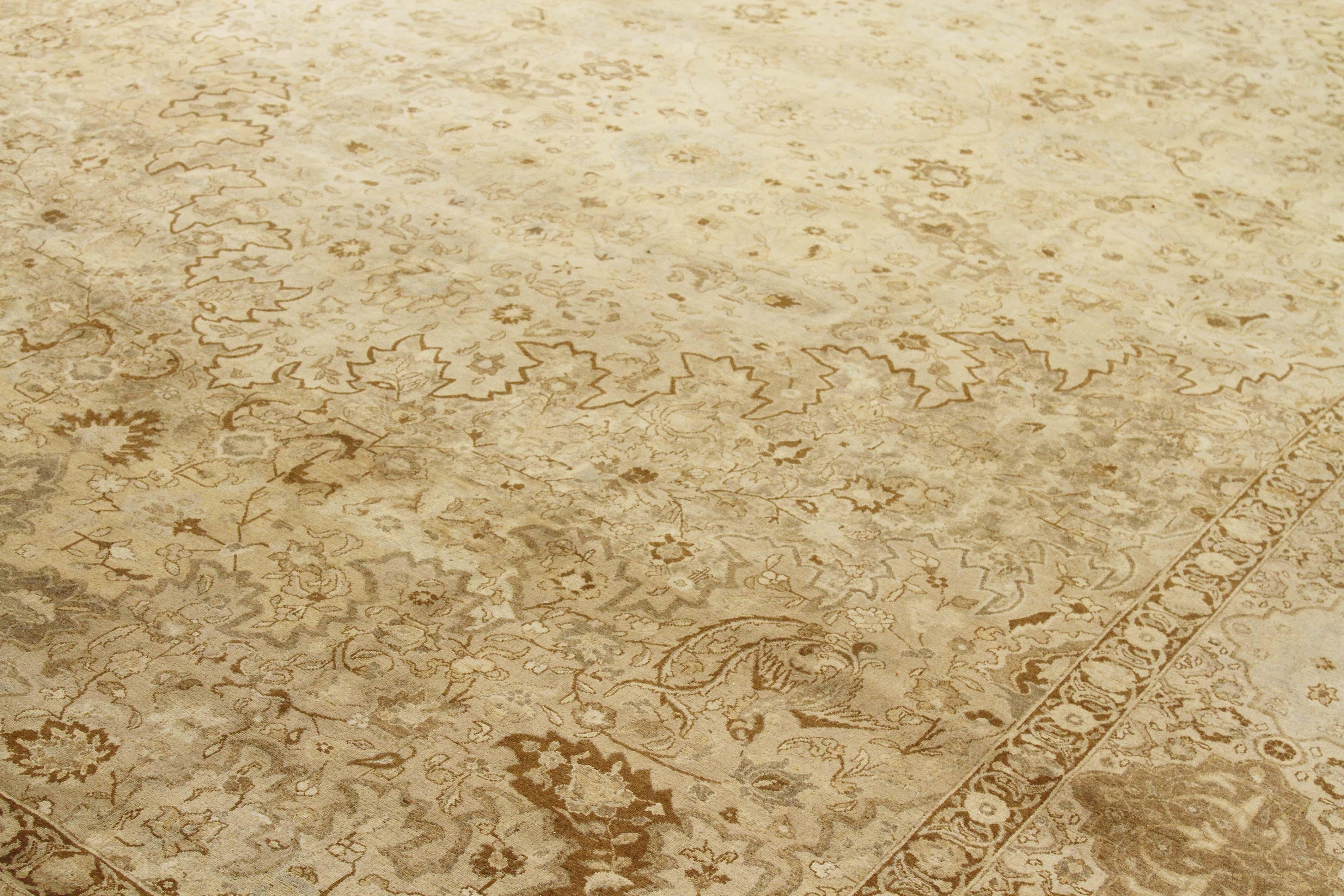 Perse Tapis persan ancien surdimensionné de Tabriz avec détails floraux bruns sur fond ivoire en vente