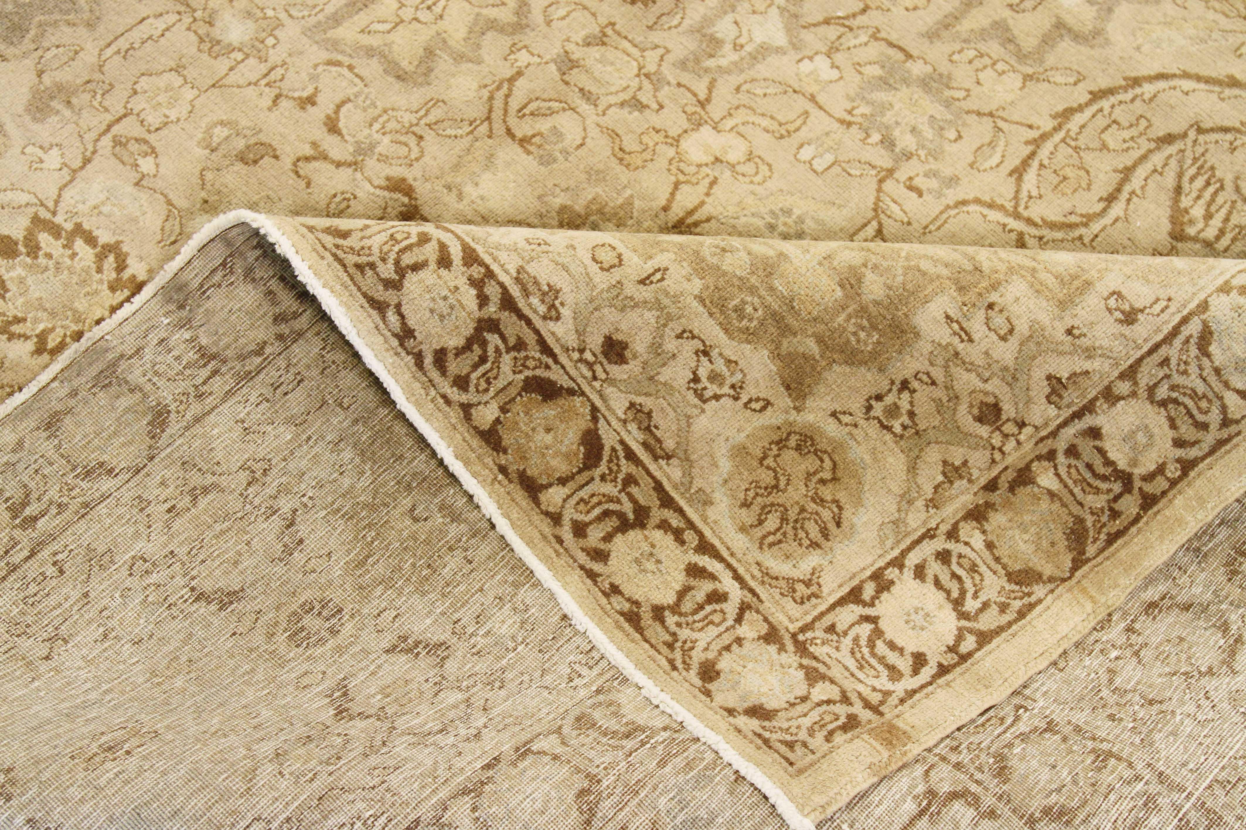 Tissé à la main Tapis persan ancien surdimensionné de Tabriz avec détails floraux bruns sur fond ivoire en vente