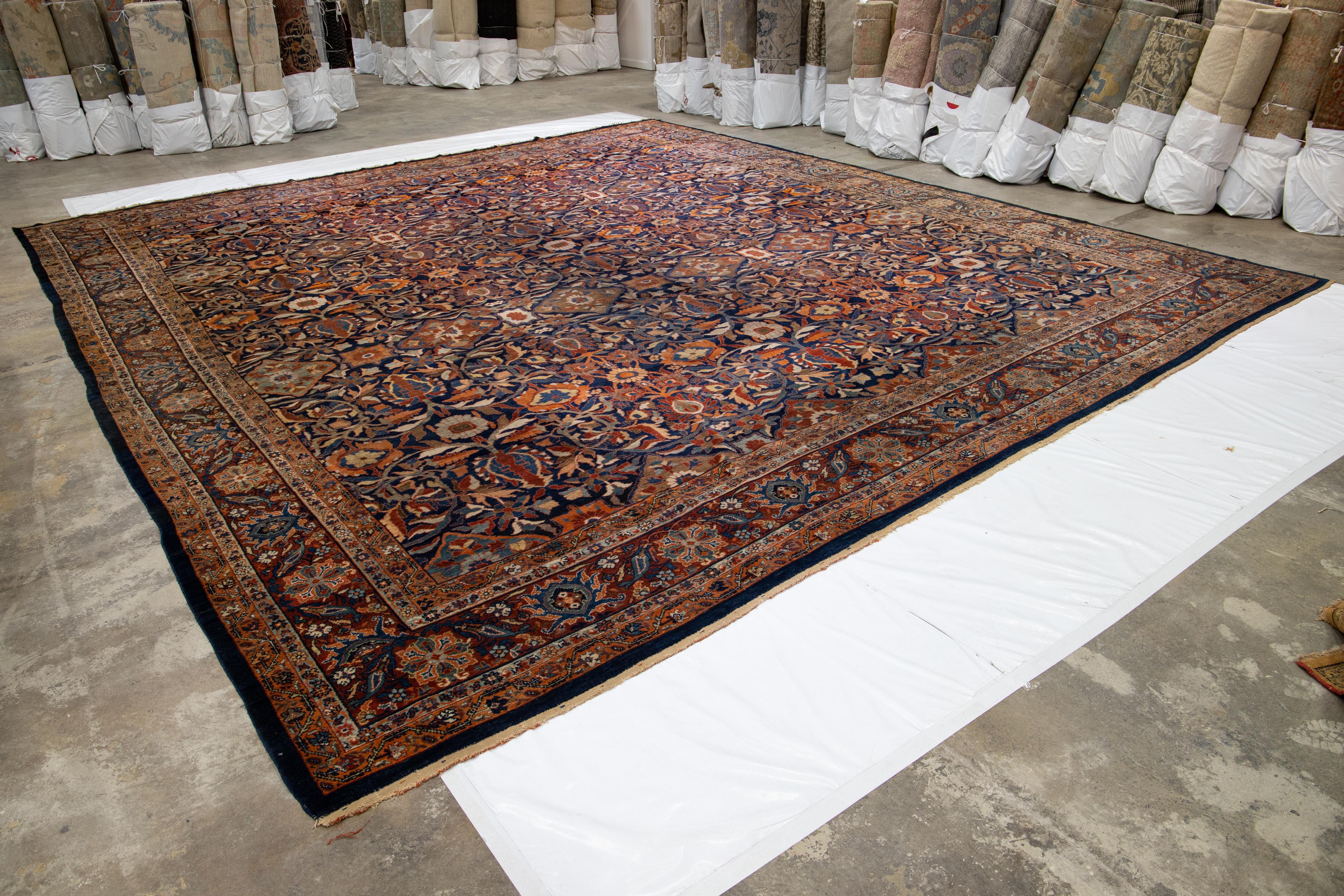 Antiker, mehrfarbiger, handgefertigter, geblümter Sultanabad-Teppich aus persischer Wolle in Übergröße (Islamisch) im Angebot