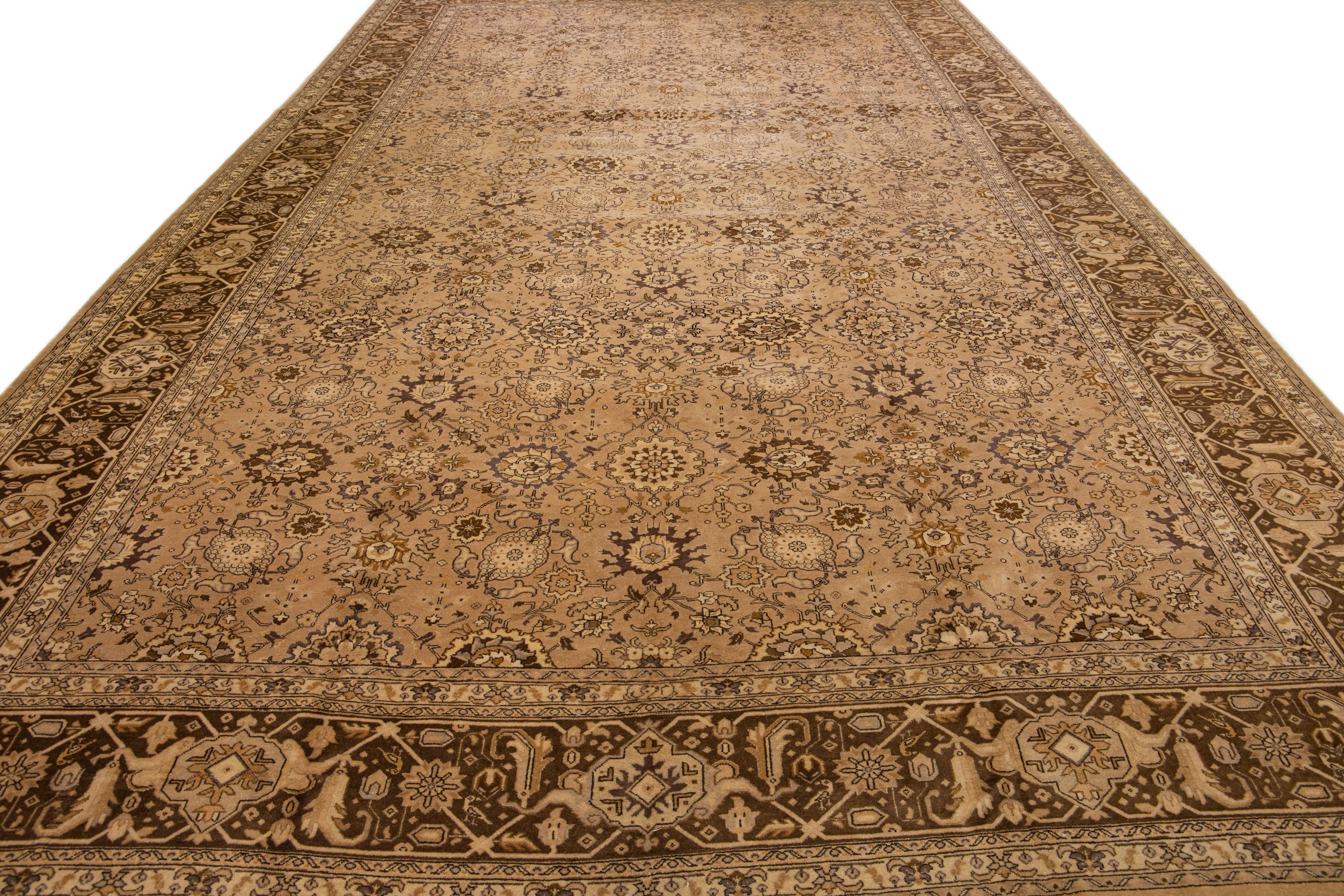 Perse Tapis surdimensionné en laine persane marron ancien Tabriz fait à la main et entièrement conçu à la main en vente