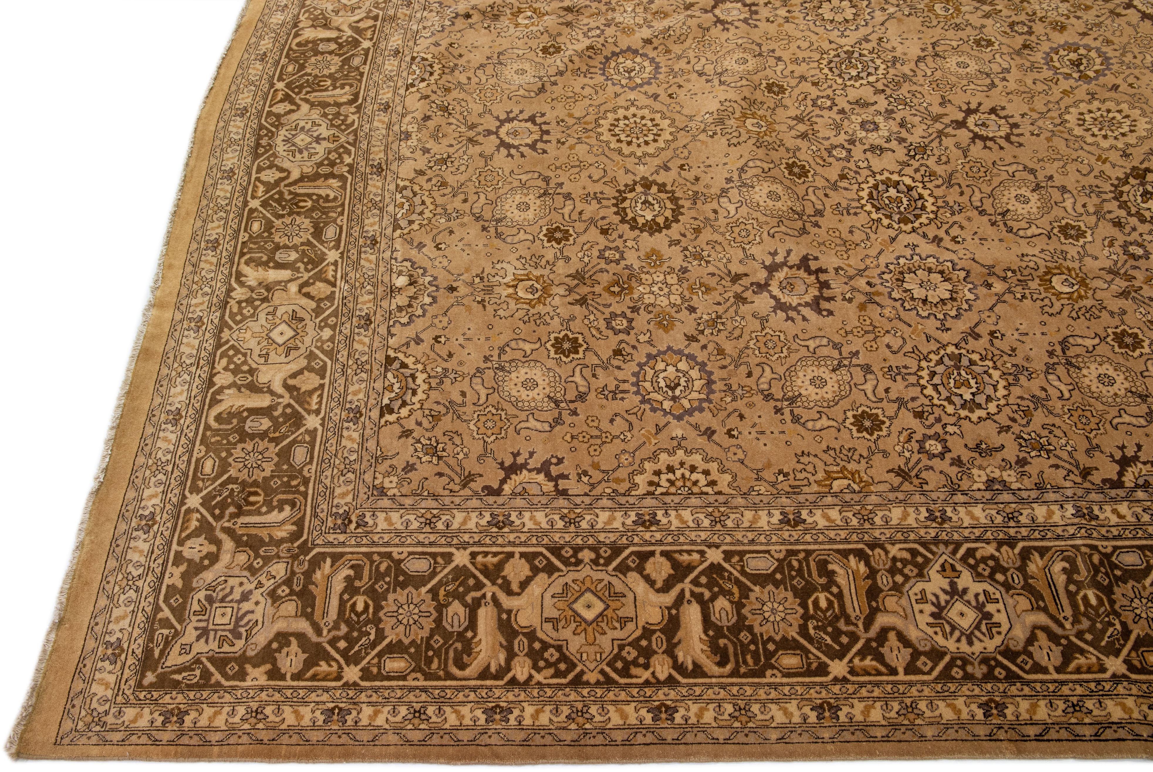 Noué à la main Tapis surdimensionné en laine persane marron ancien Tabriz fait à la main et entièrement conçu à la main en vente
