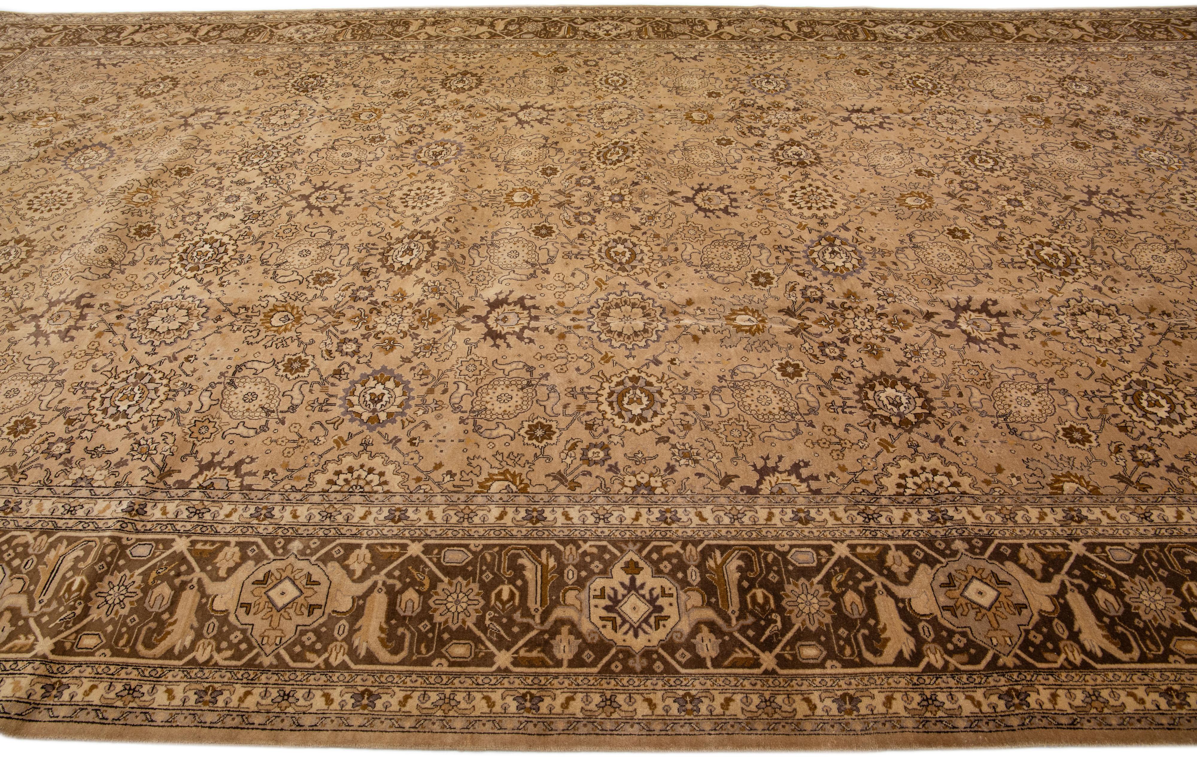 Tapis surdimensionné en laine persane marron ancien Tabriz fait à la main et entièrement conçu à la main Excellent état - En vente à Norwalk, CT