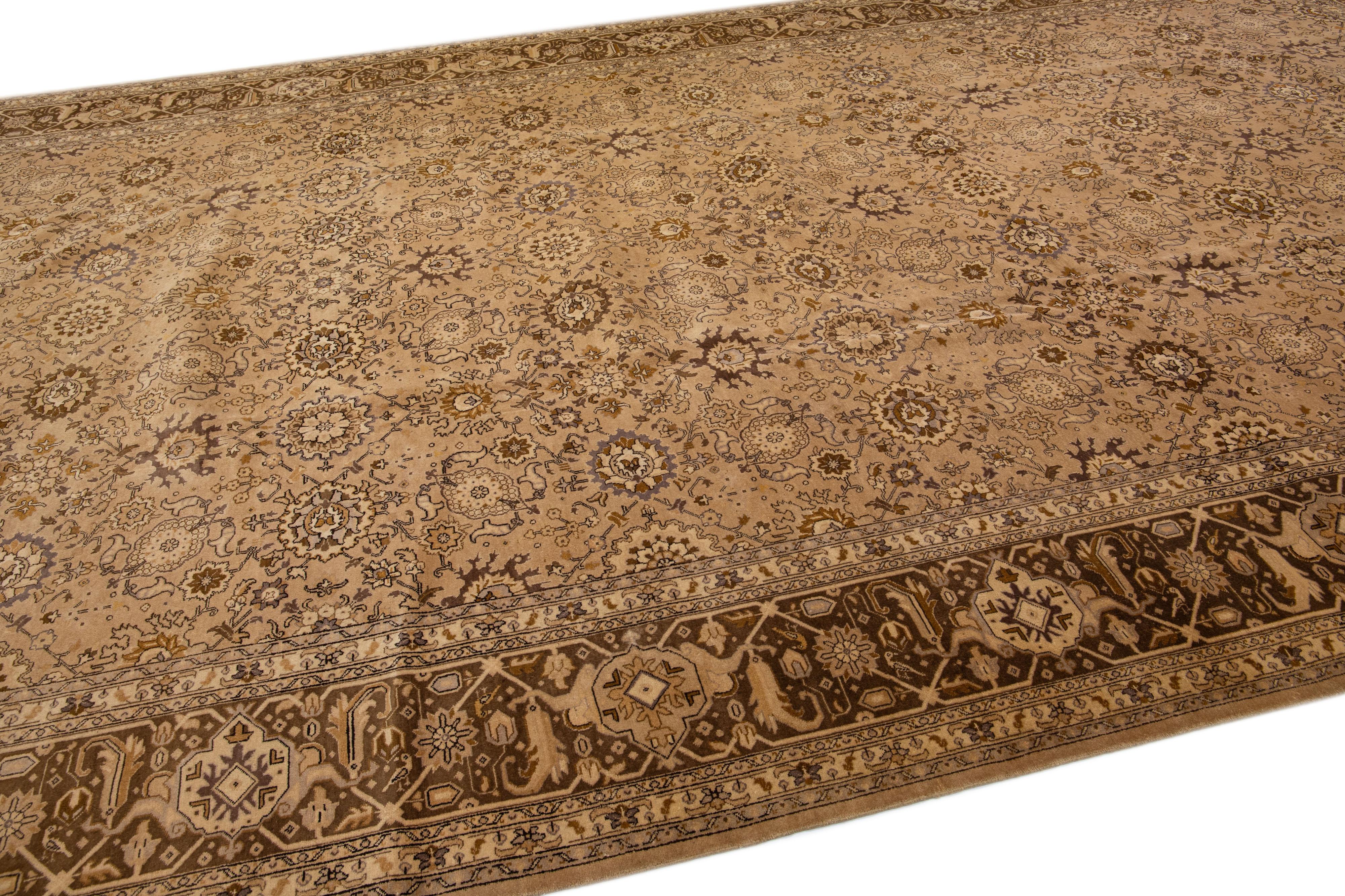 20ième siècle Tapis surdimensionné en laine persane marron ancien Tabriz fait à la main et entièrement conçu à la main en vente