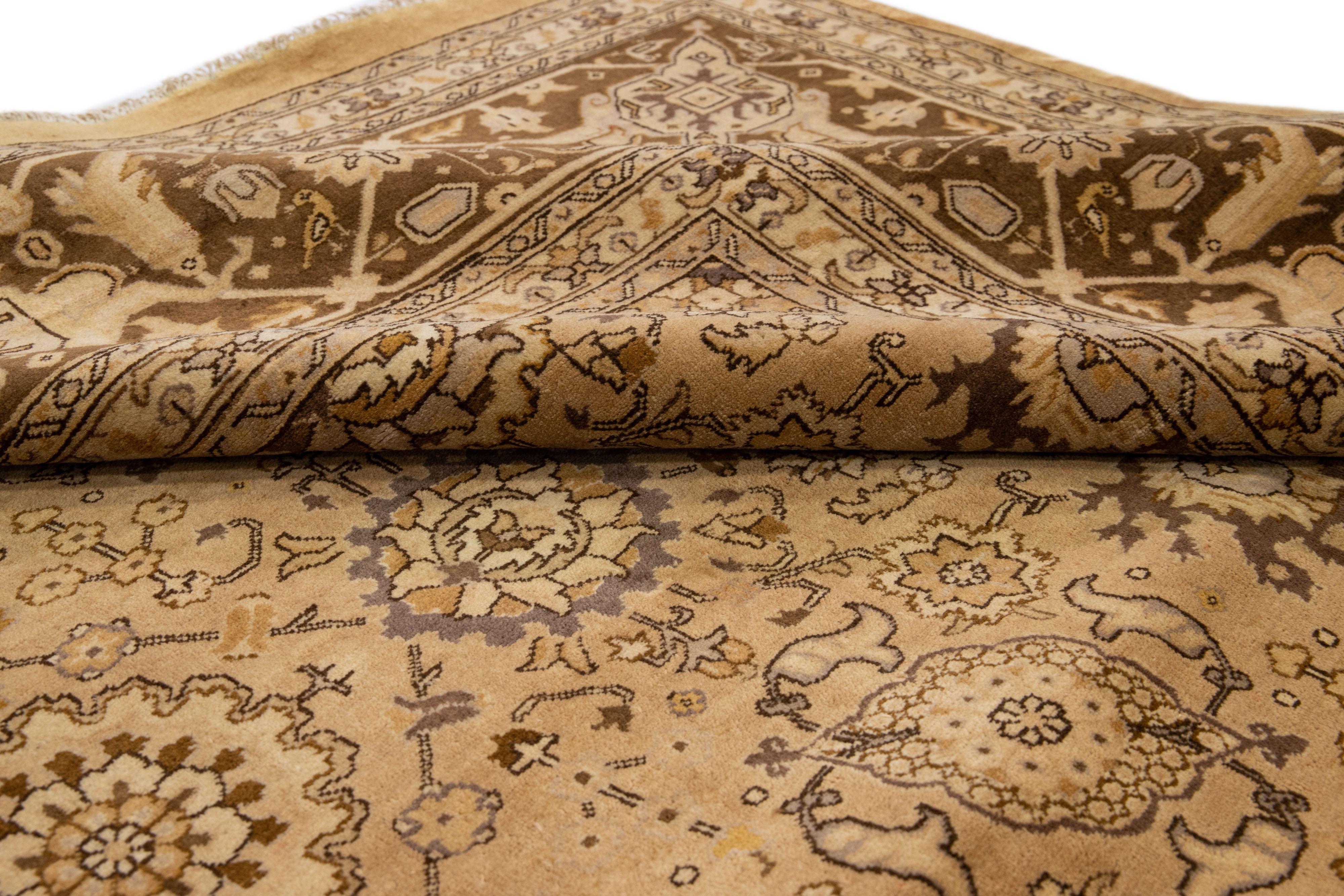 Laine Tapis surdimensionné en laine persane marron ancien Tabriz fait à la main et entièrement conçu à la main en vente