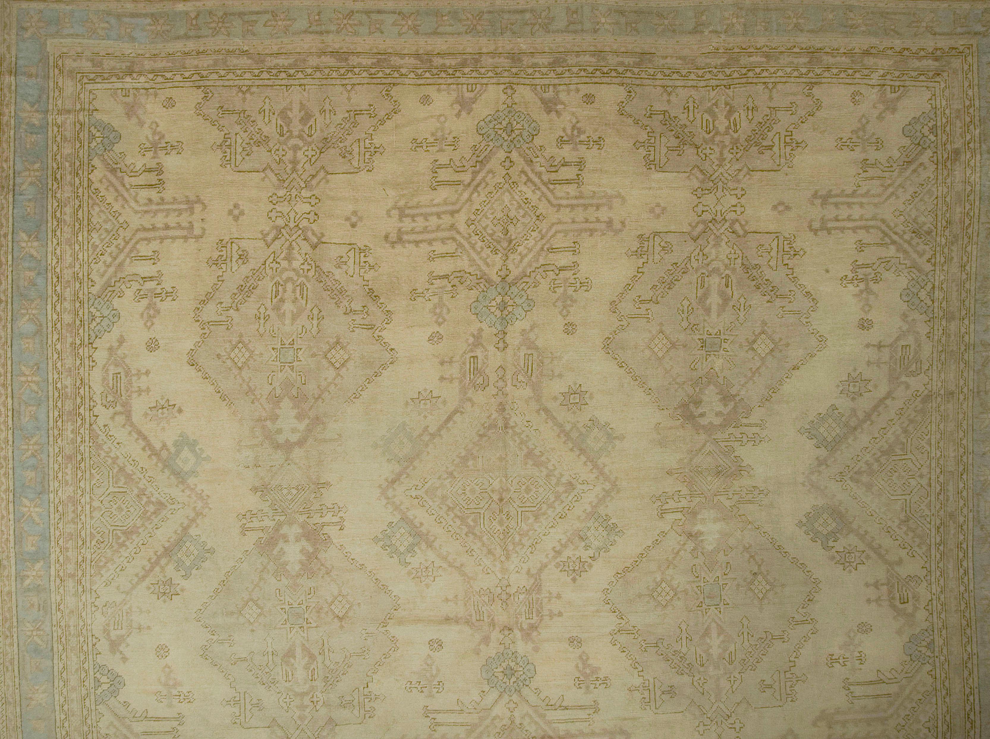 Übergroßer antiker türkischer Oushak-Teppich. Maße: 15ft 02in x 21ft 07in. Dieses Muster auf cremefarbenem Grund stammt direkt von den Oushaks des 18. Jahrhunderts ab. Dreieinhalb Säulen mit komplexen, riesigen Palmetten und kunstvollen Rautenformen