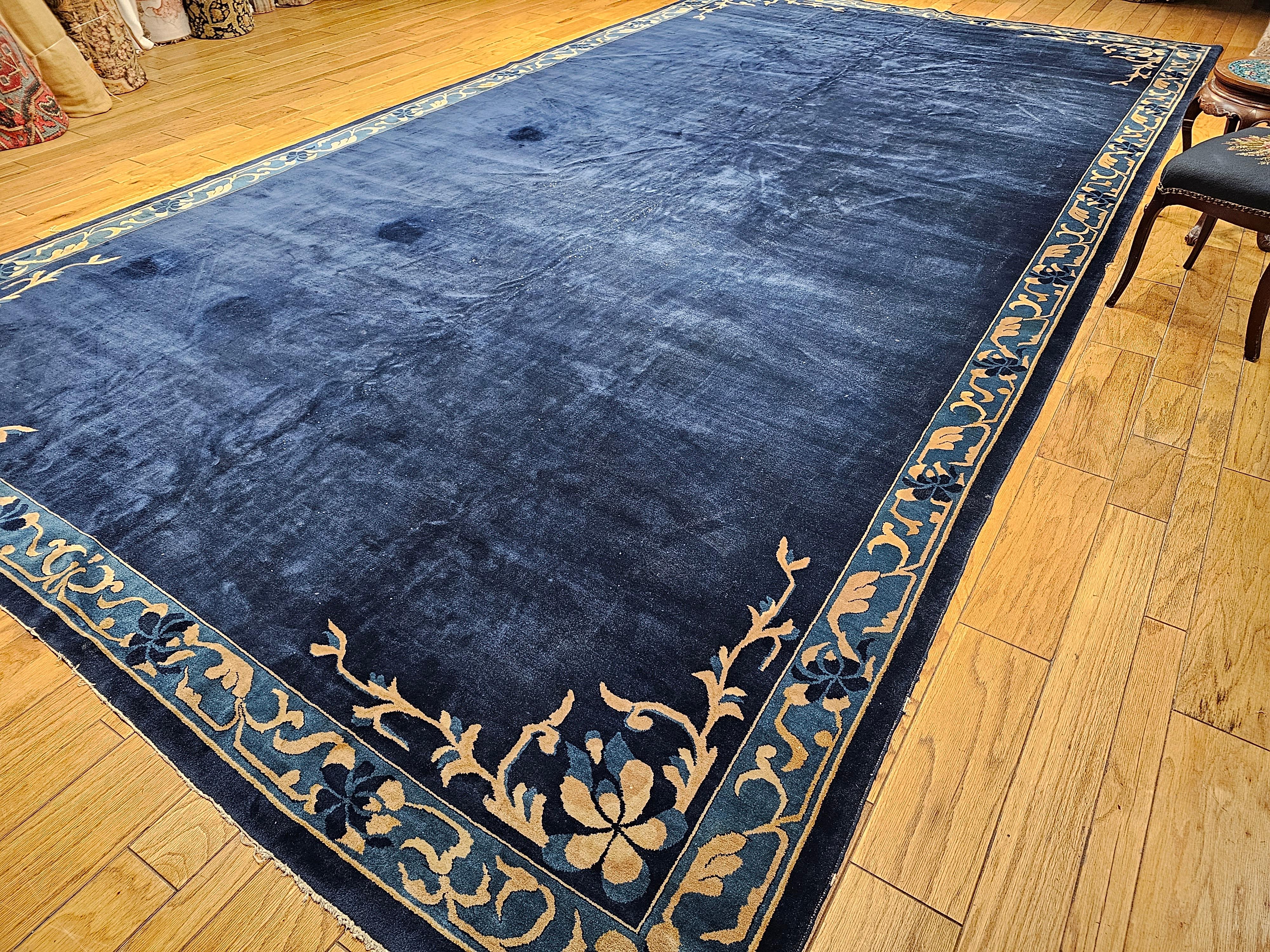 Übergroßer chinesischer Art-Déco-Teppich in offenem Felddesign in Marineblau, Gold, Babyblau und Babyblau (Chinesisch) im Angebot