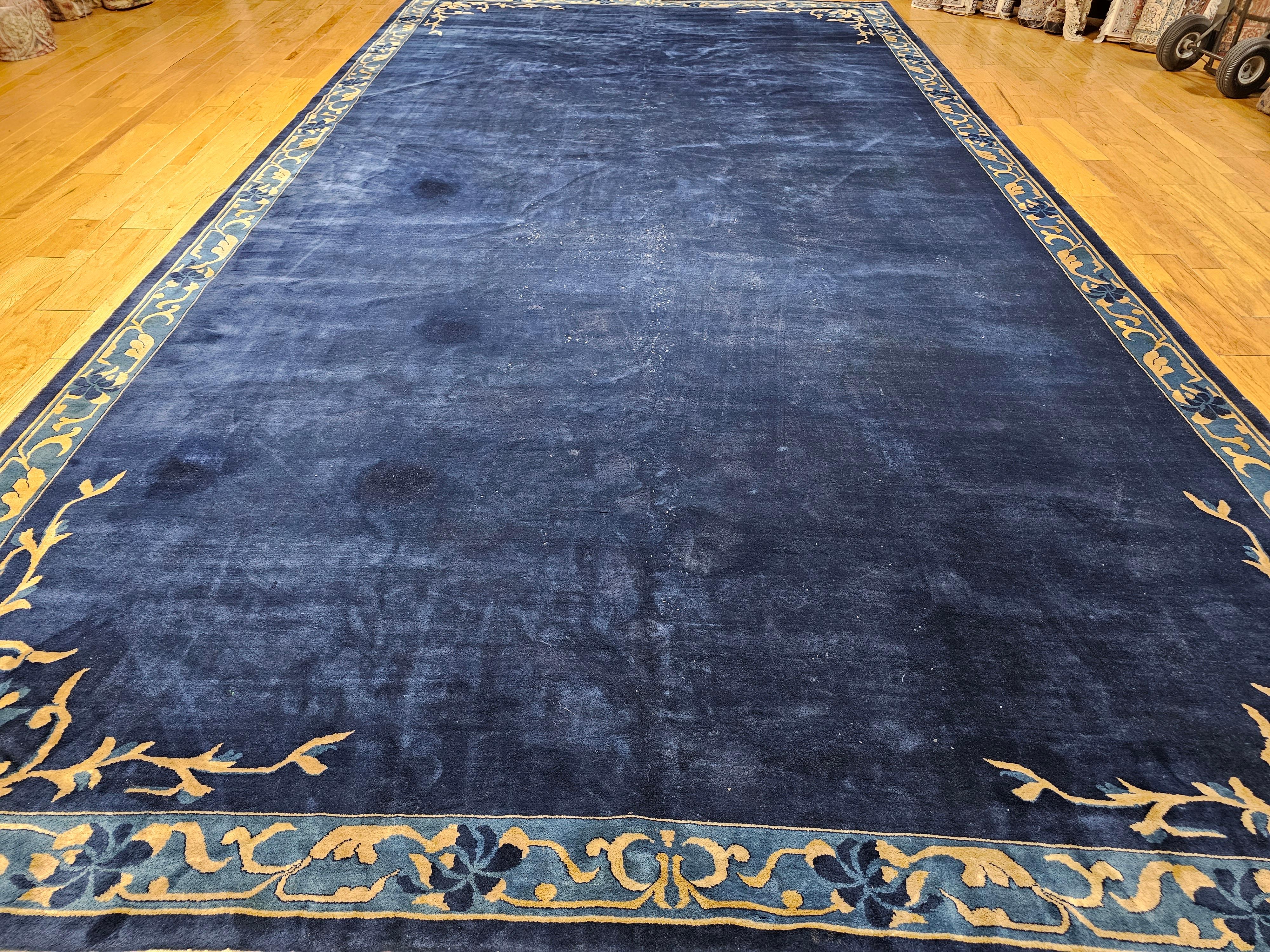 Übergroßer chinesischer Art-Déco-Teppich in offenem Felddesign in Marineblau, Gold, Babyblau und Babyblau (Handgewebt) im Angebot