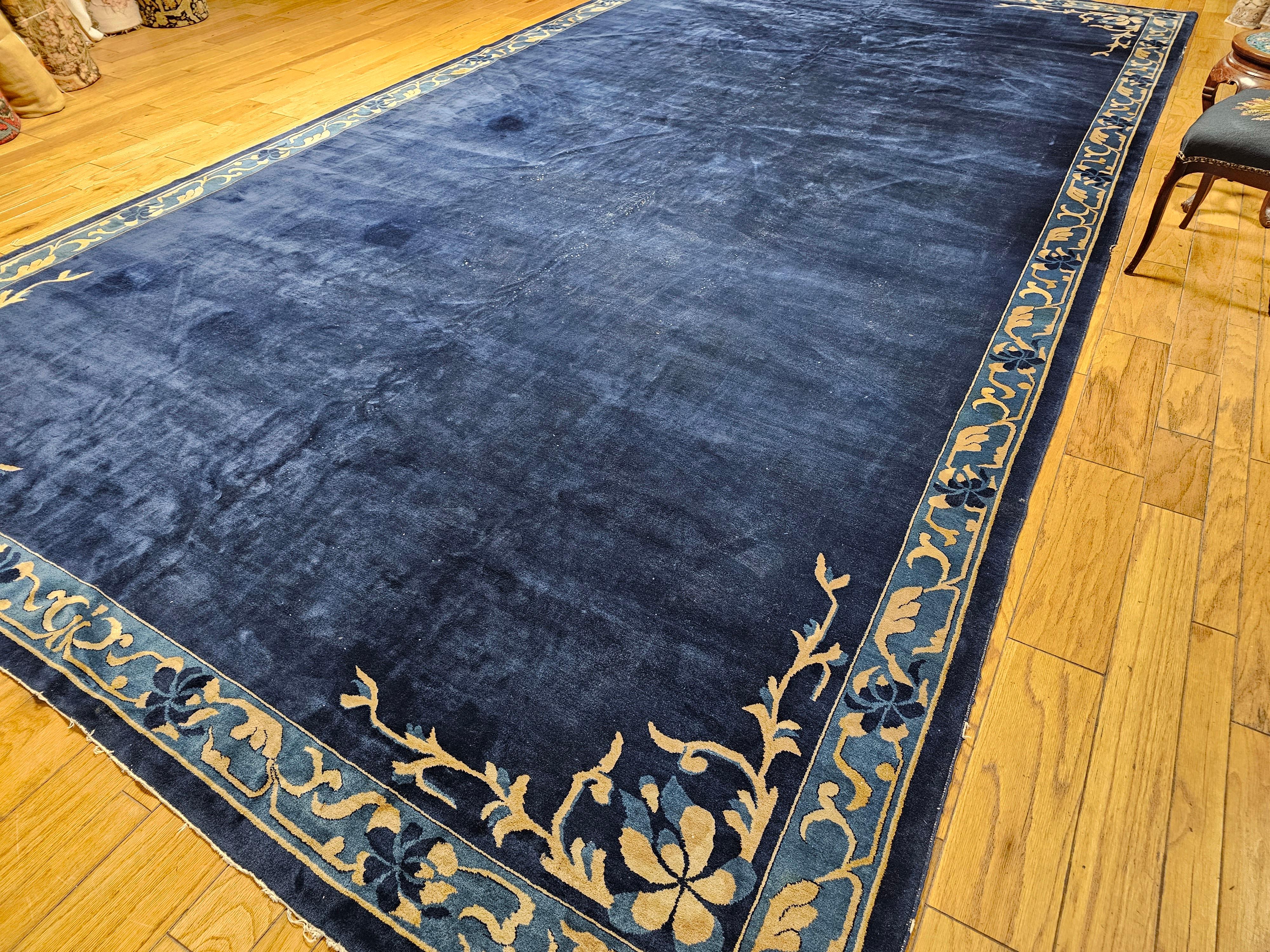 Übergroßer chinesischer Art-Déco-Teppich in offenem Felddesign in Marineblau, Gold, Babyblau und Babyblau (20. Jahrhundert) im Angebot