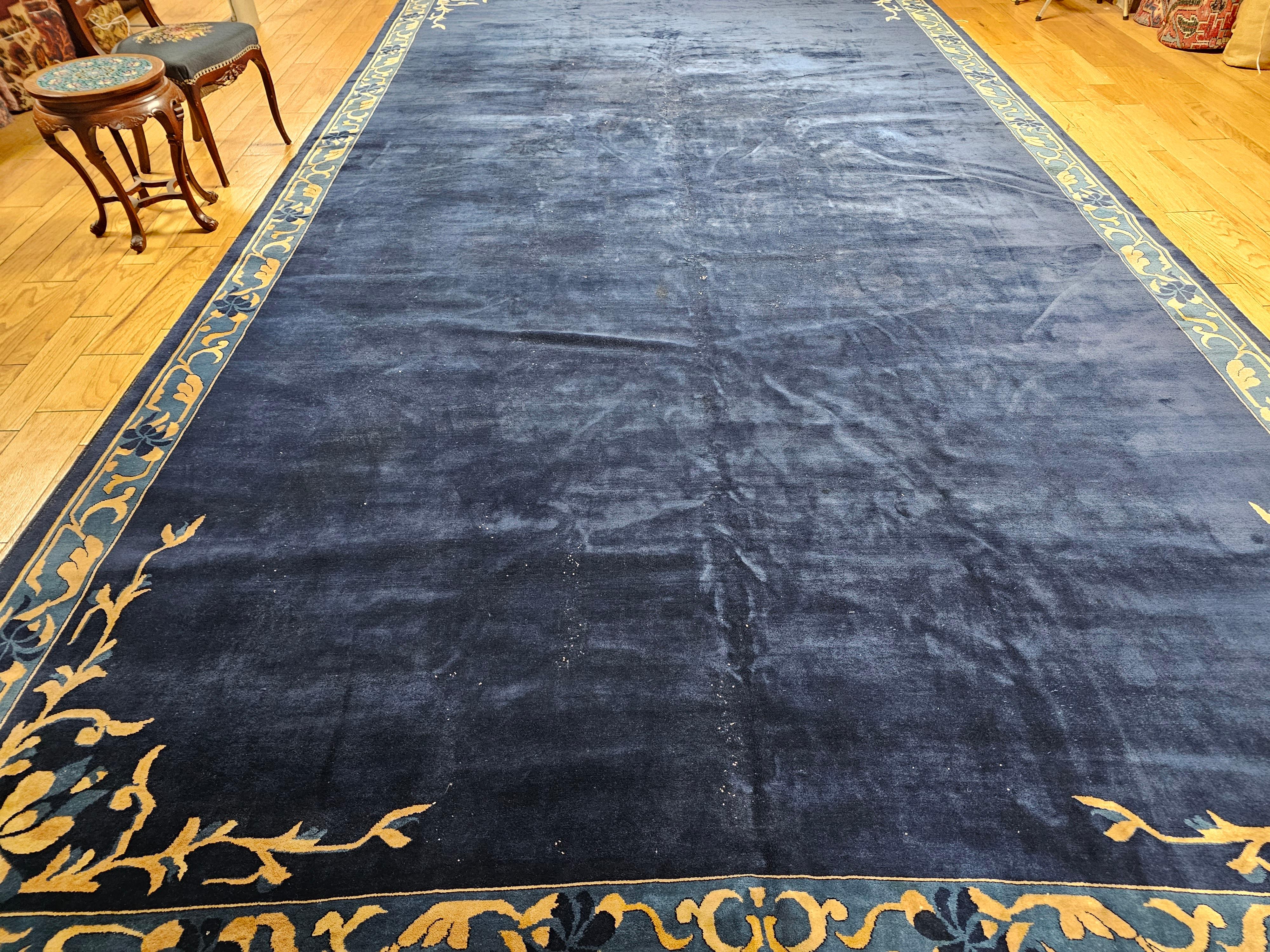 Übergroßer chinesischer Art-Déco-Teppich in offenem Felddesign in Marineblau, Gold, Babyblau und Babyblau (Wolle) im Angebot
