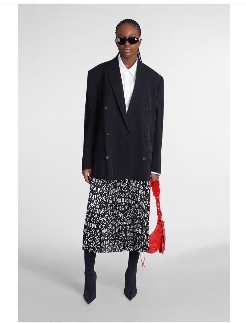 Blazer oversize en viscose noir Balenciaga
En viscose cupro et coton. 
Boutons connectés. Fermeture à double boutonnage. Doublure intérieure avec logo sur toute la surface.
Magnifique veste surdimensionnée en parfait état.
Taille 34.
Épaule