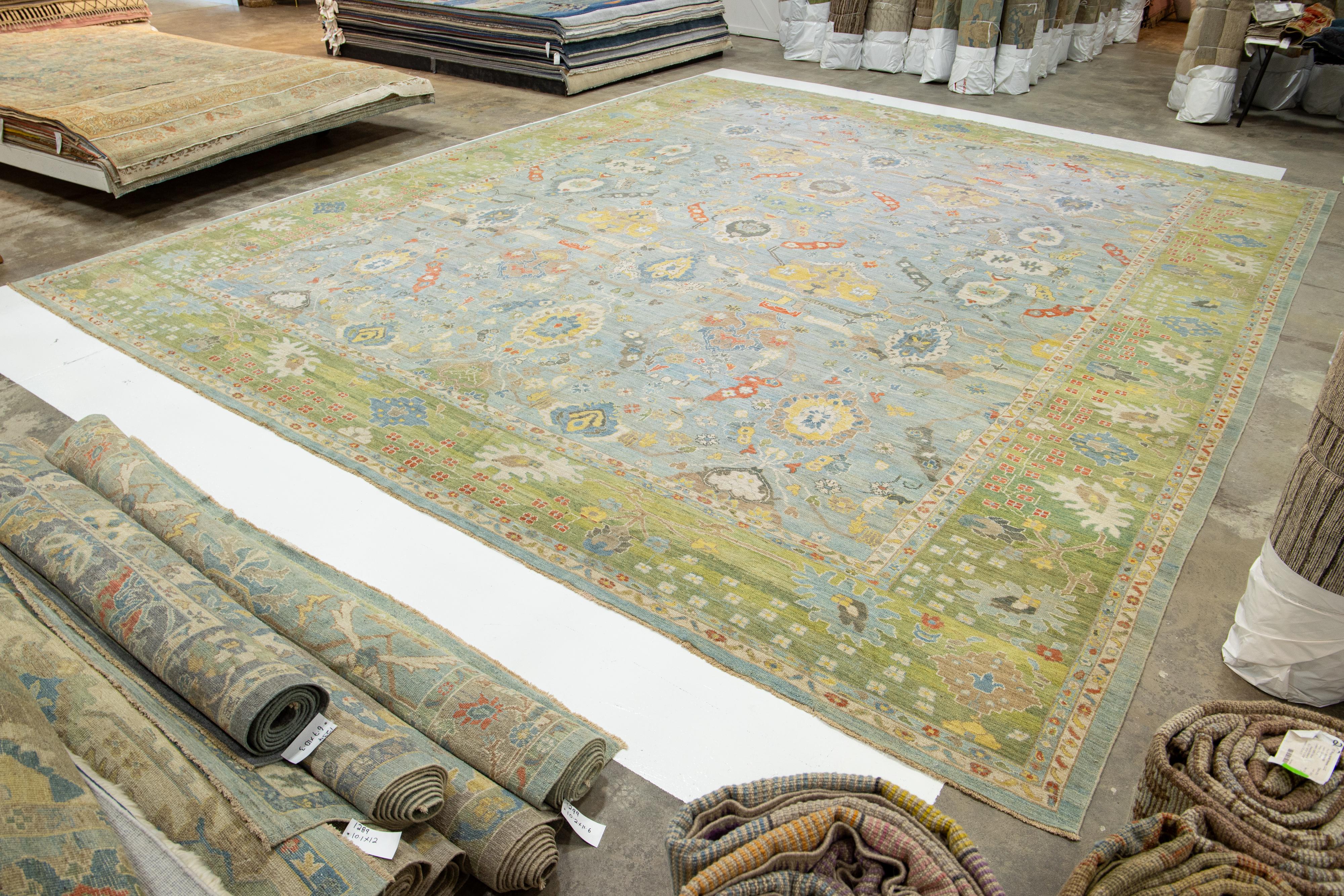 Blauer & grüner Sultanabad-Wollteppich in Übergröße, handgefertigt, modern mit Allover-Muster im Angebot 1