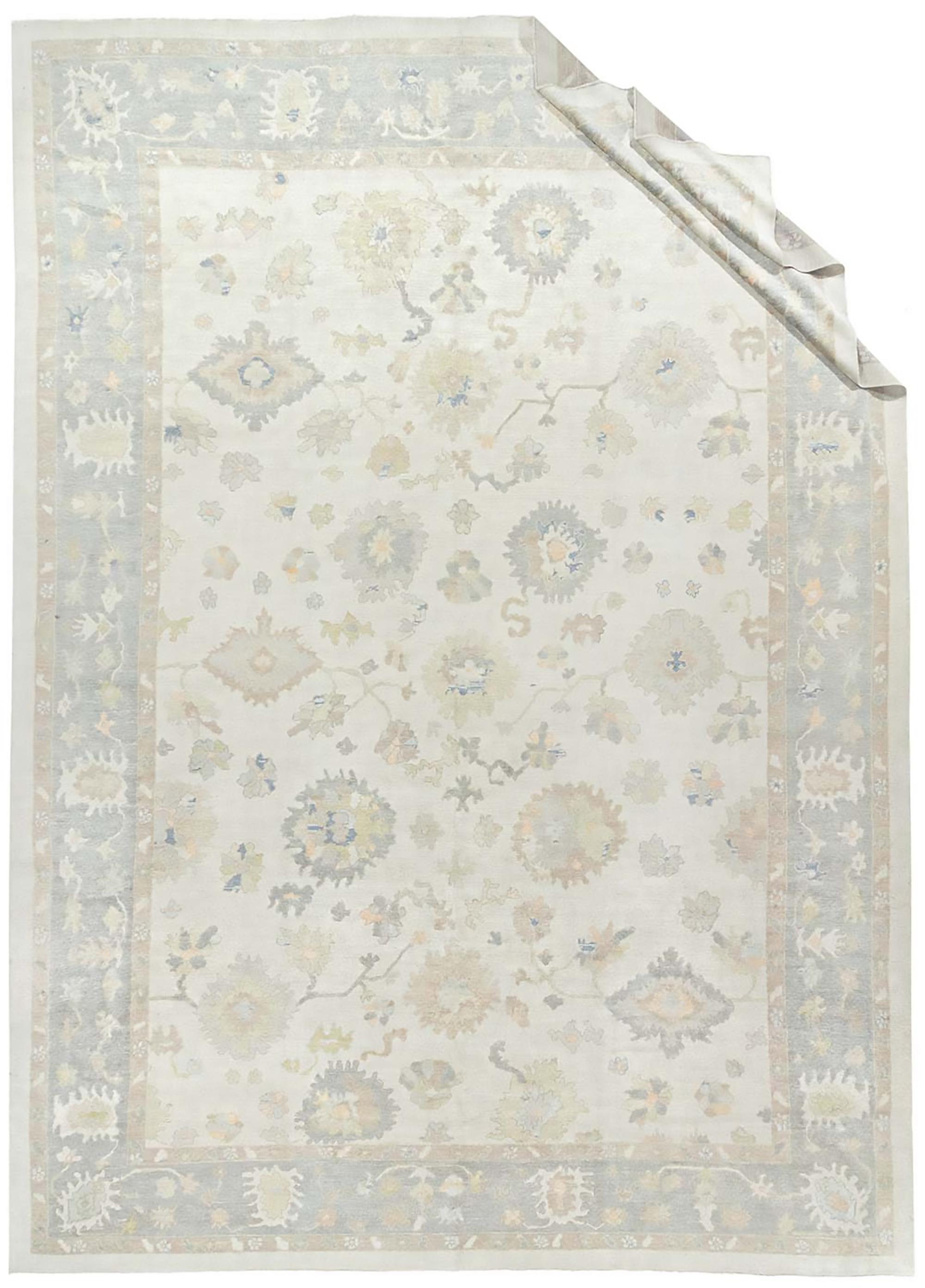14'4 x 20'8. Caractère, tradition, motif et palette convergent dans ces exquis tapis de style Oushak noués à la main. Réalisés dans des couleurs douces et discrètes et fabriqués à partir des matériaux les plus nobles, ils sont des recréations