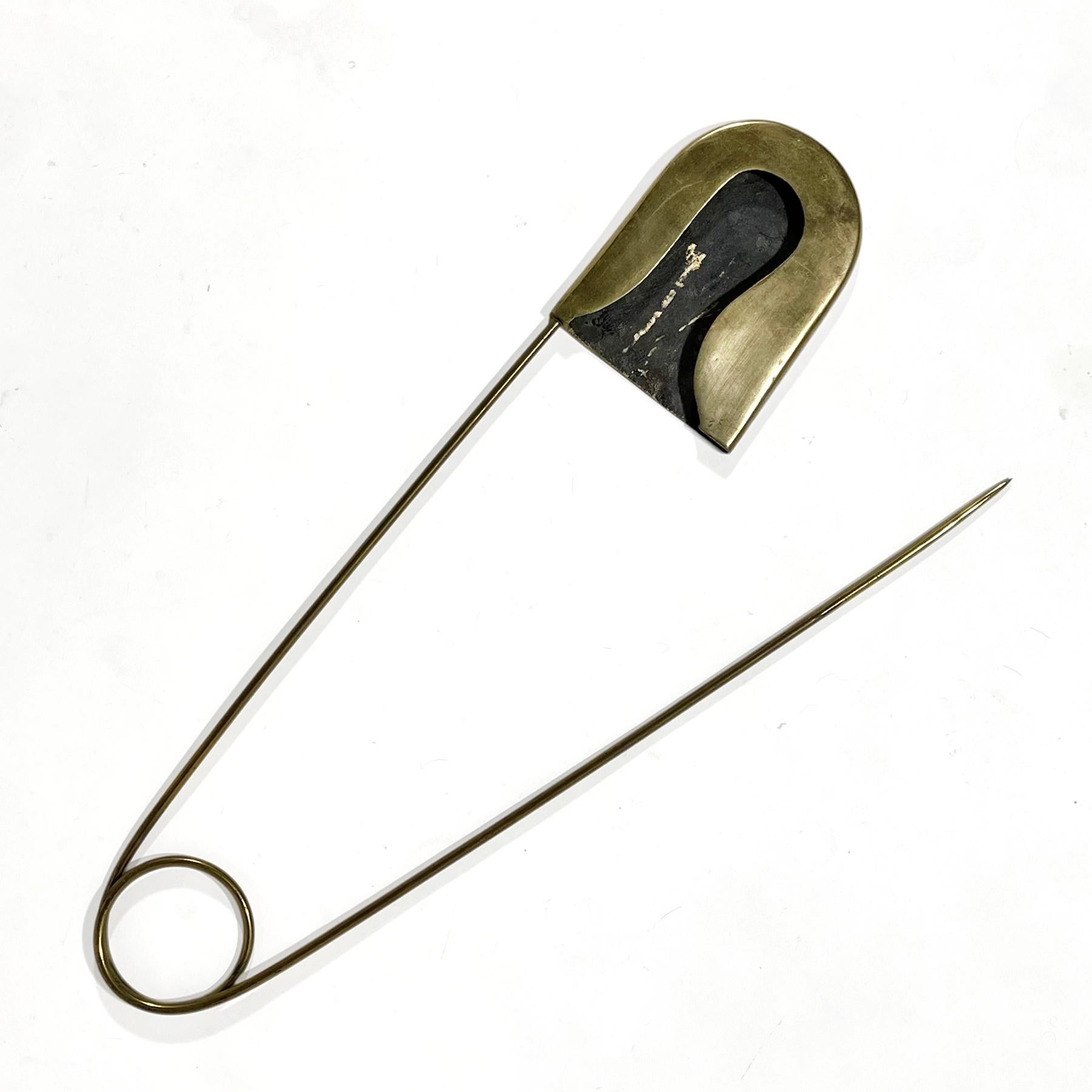 Sicherheitsnadel aus Messing in Übergröße im Zustand „Gut“ im Angebot in Highland, IN