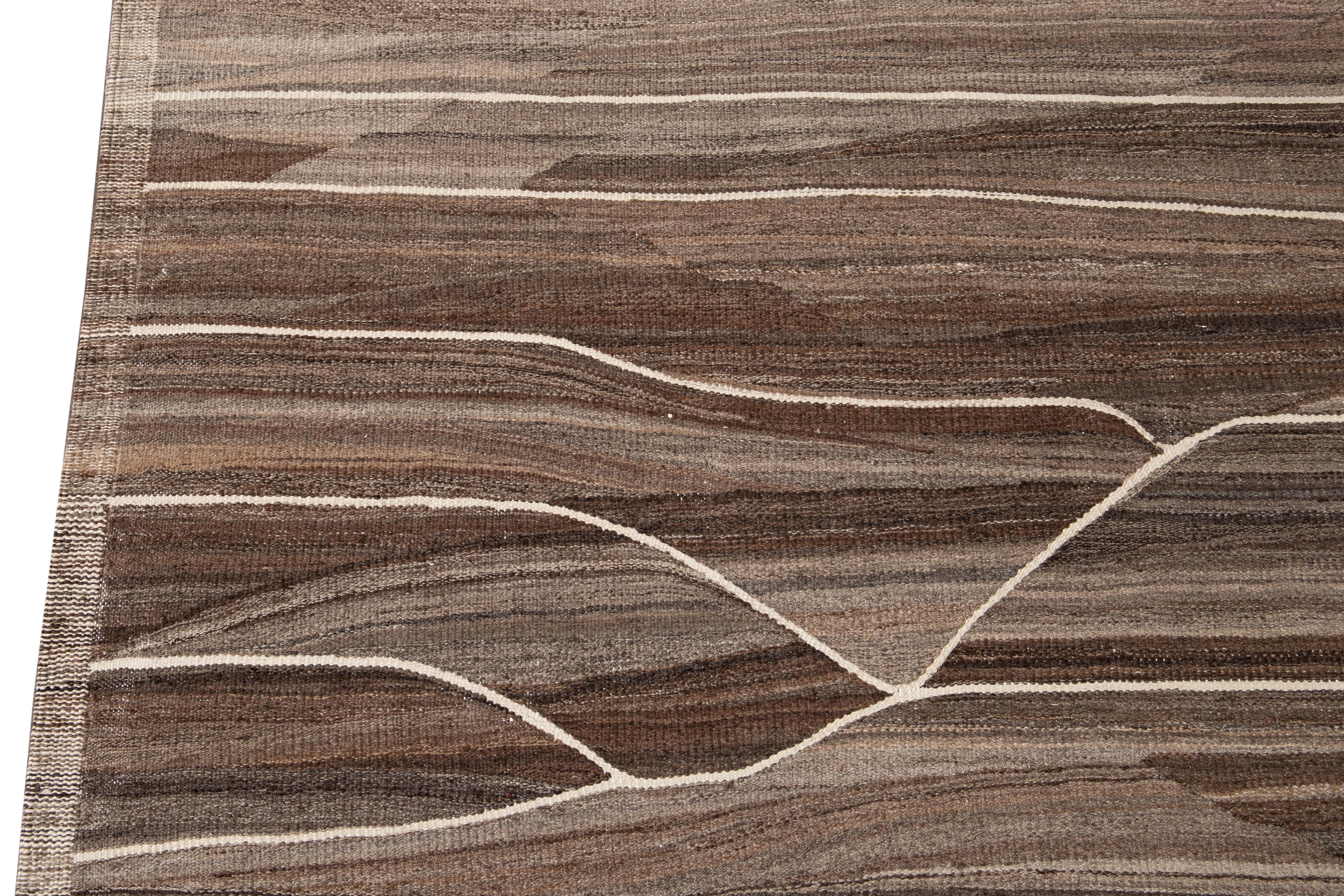 Übergroßer brauner Wollteppich mit modernem, geometrischem Design – Flachgewebe-Kelim-Stil   im Zustand „Neu“ im Angebot in Norwalk, CT
