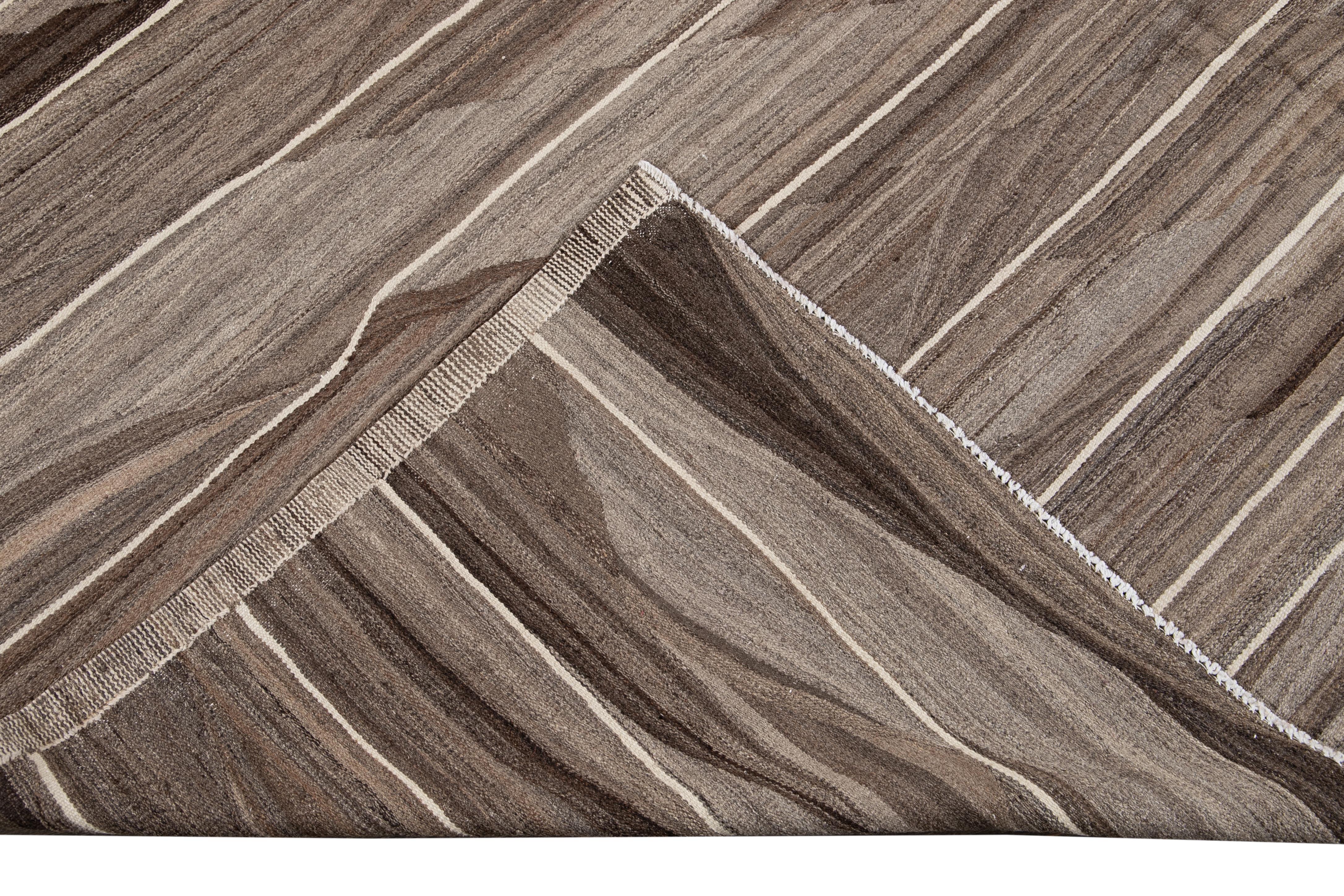 XXI secolo e contemporaneo Tappeto oversize in lana marrone con design geometrico moderno, stile Rug & Kilim a trama piatta in vendita