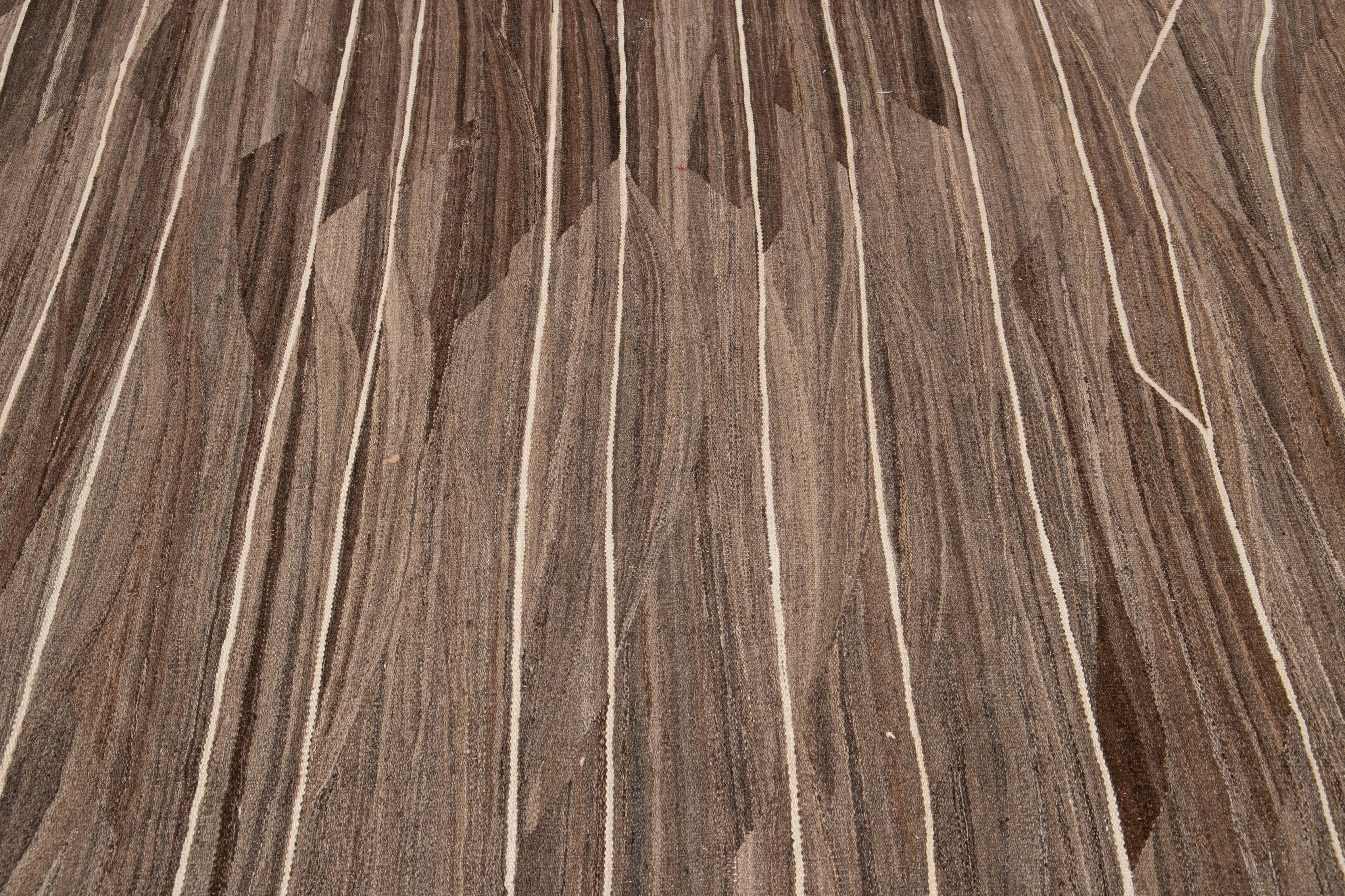 Tappeto oversize in lana marrone con design geometrico moderno, stile Rug & Kilim a trama piatta in vendita 2