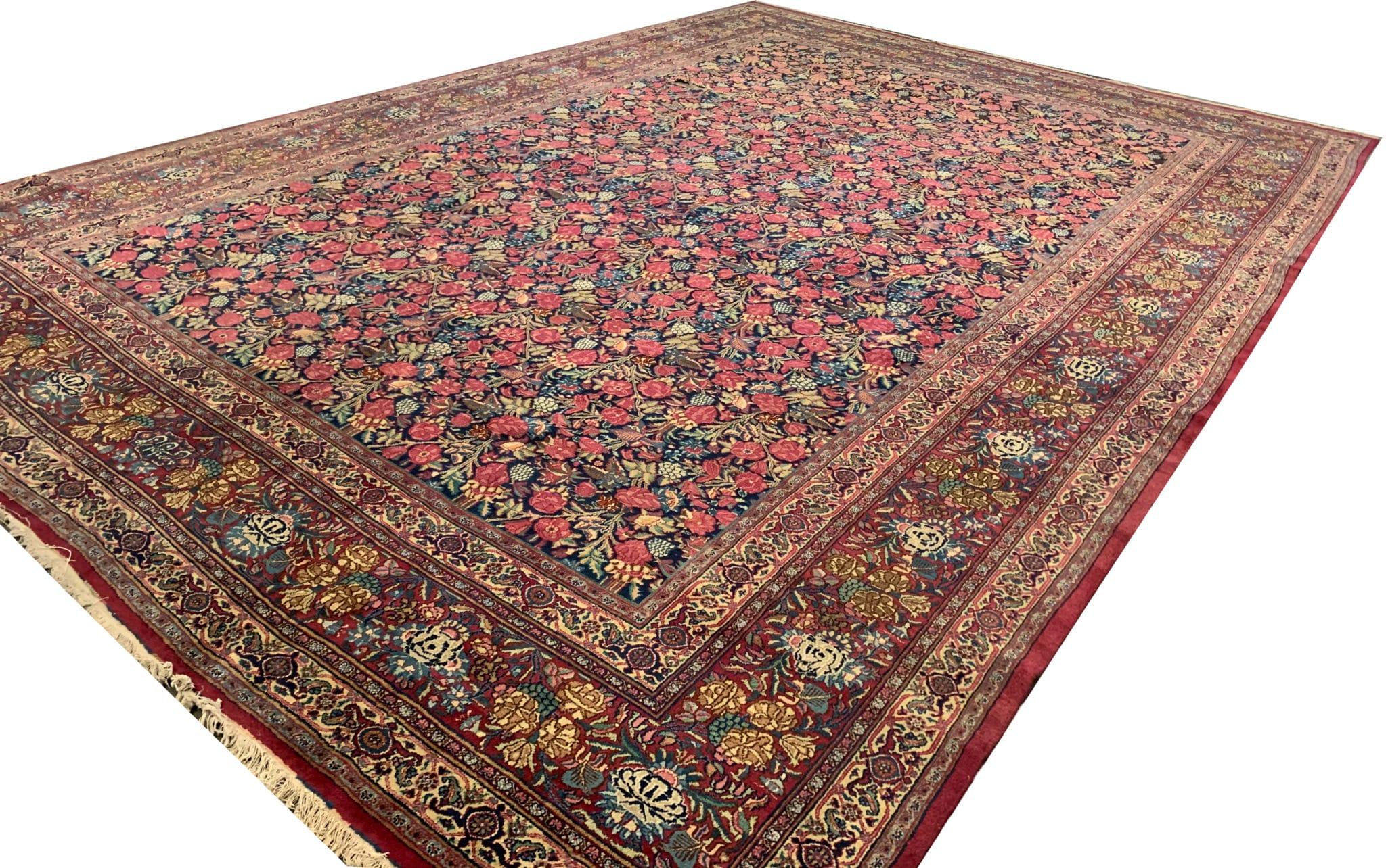 Der atemberaubende, übergroße antike Teppich mit seinem komplizierten, floralen Muster verleiht jedem Raum einen zeitlosen Charme. Mit Präzision und Sorgfalt handgeknüpft, verkörpert dieser Vintage-Teppich die Kunstfertigkeit traditioneller
