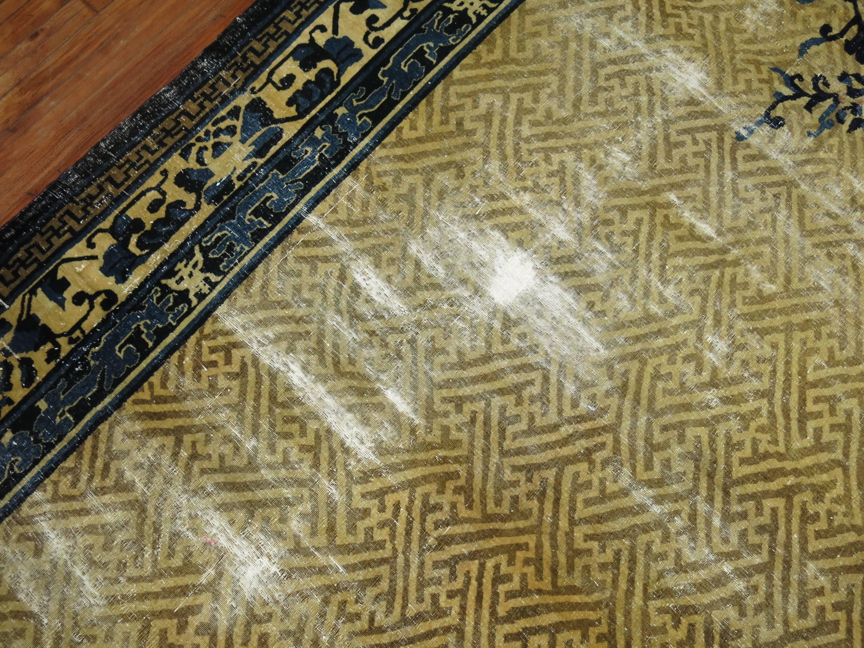 Un tapis chinois de Pékin surdimensionné dans les tons tans et bleus.

Les tapis pékinois présentent des motifs plus simples et asymétriques, qui tendent souvent vers le goût moderne de l'art déco occidental.