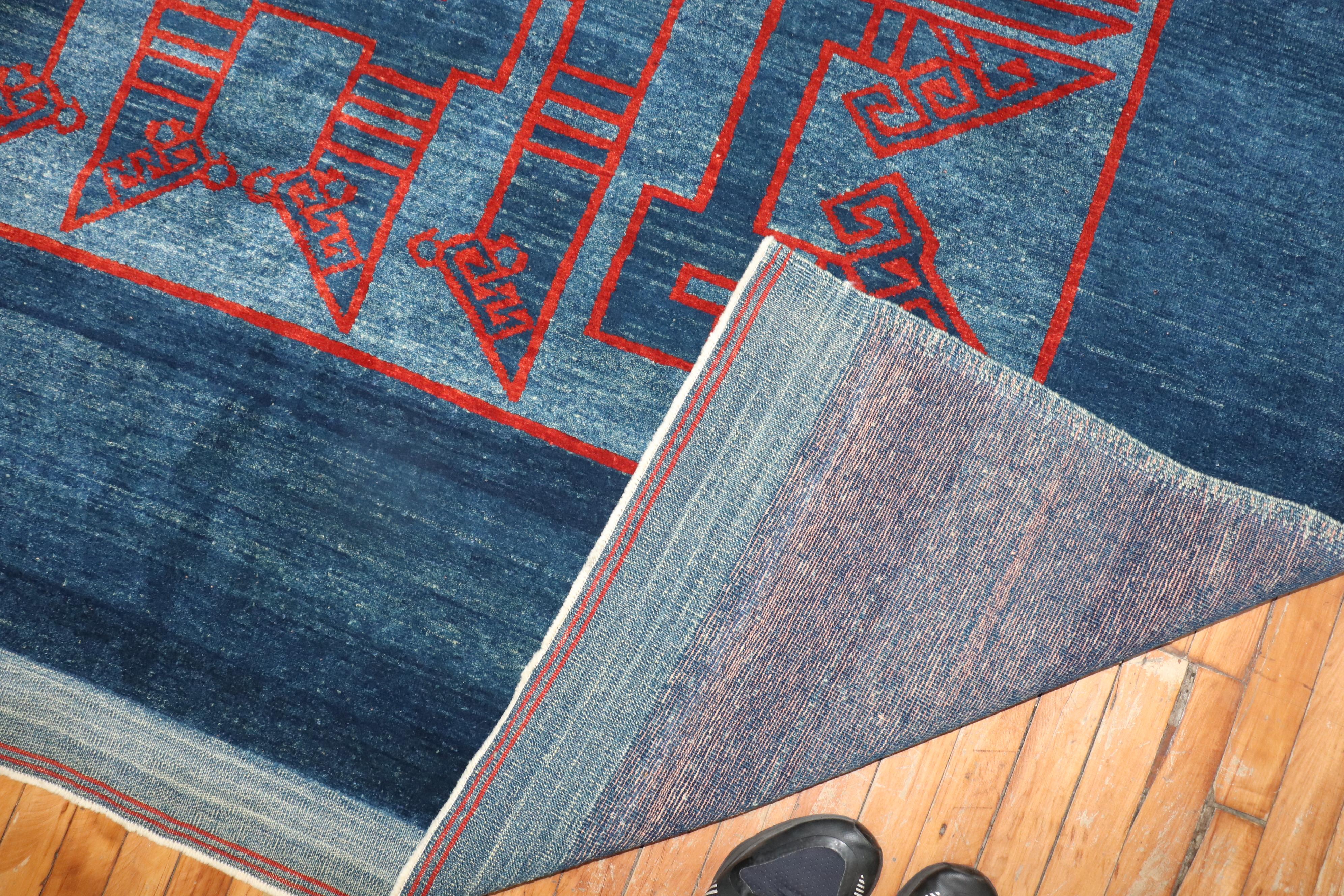 Noué à la main Tapis persan contemporain surdimensionné bleu et rouge en vente
