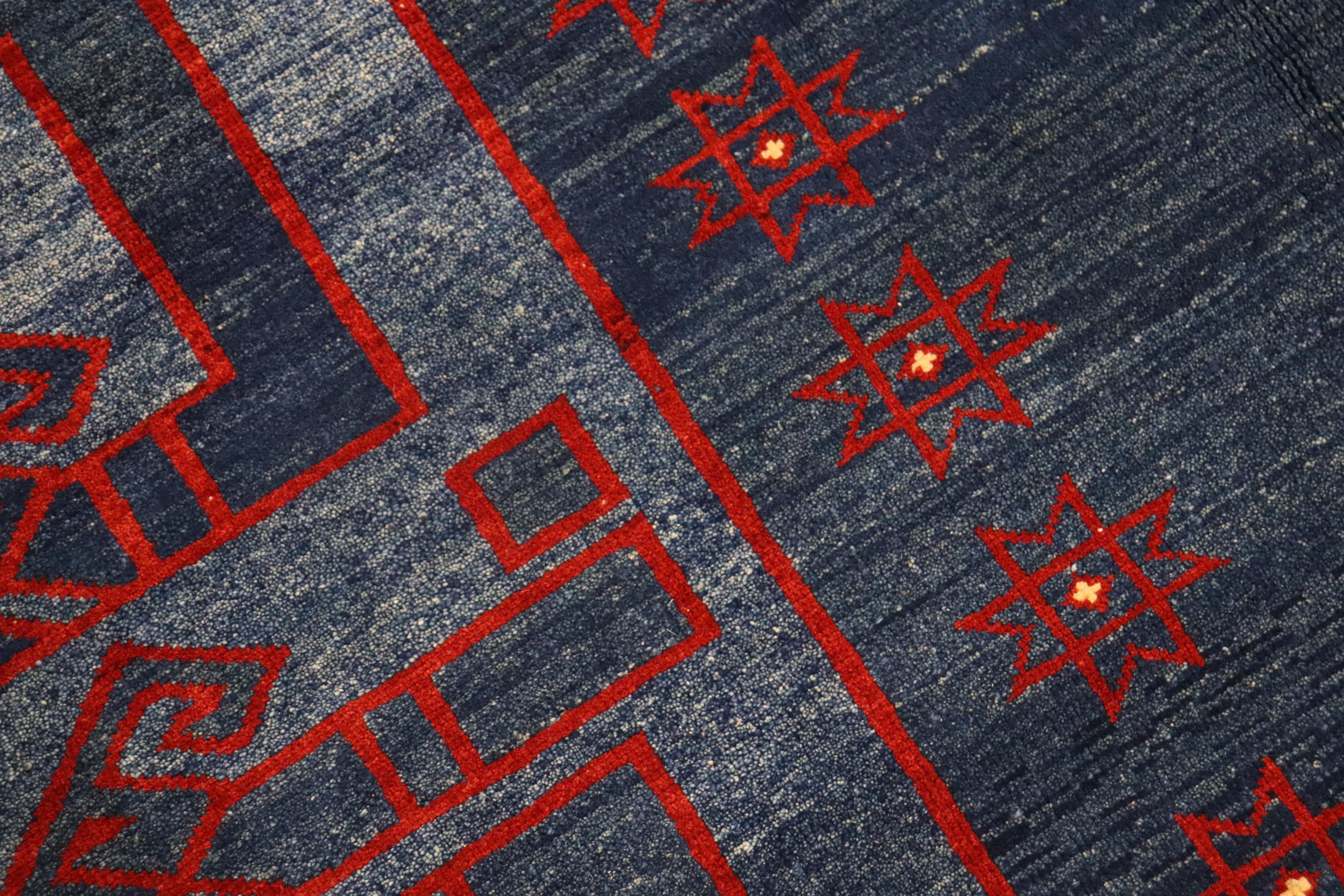 Laine Tapis persan contemporain surdimensionné bleu et rouge en vente