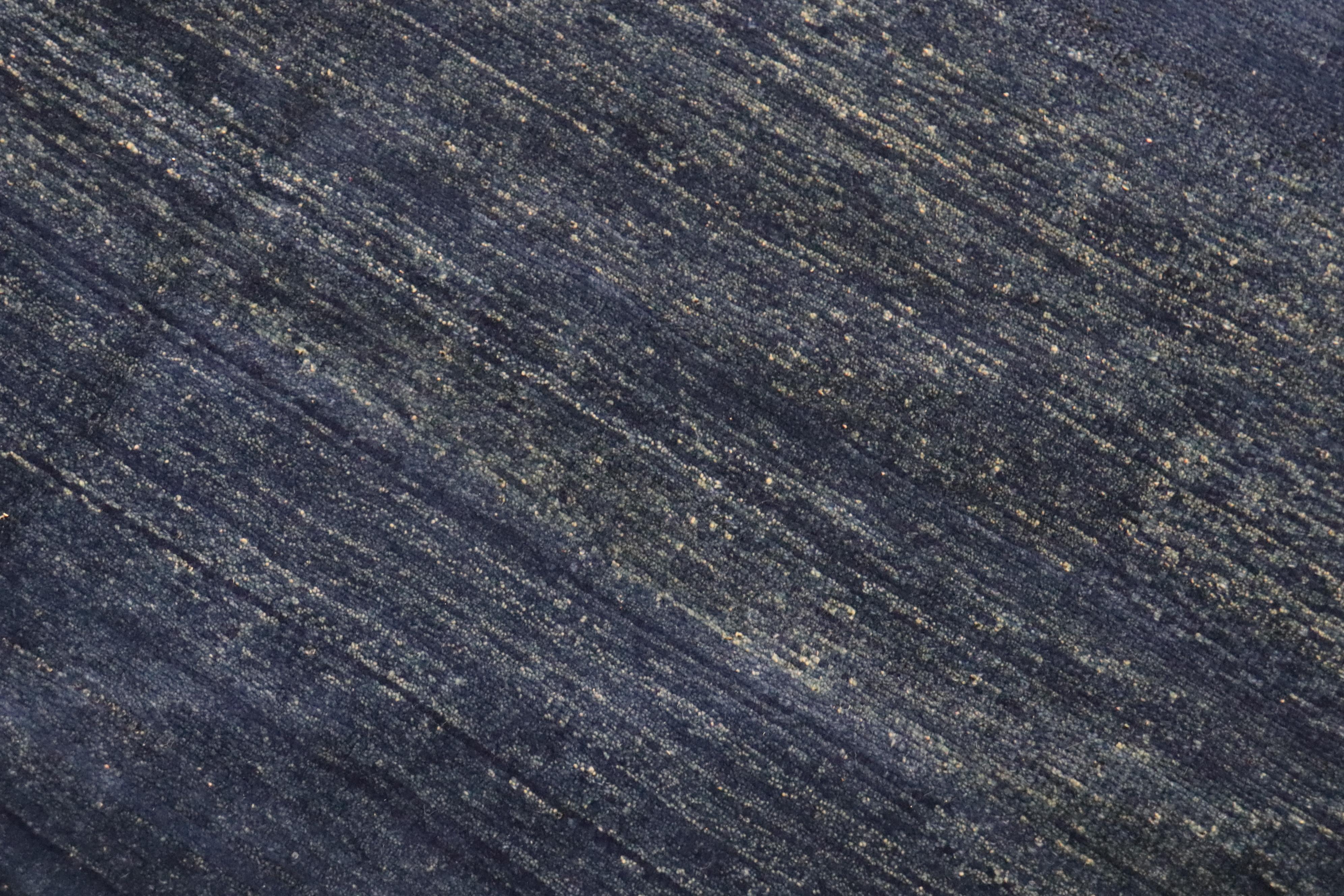 Tapis persan contemporain surdimensionné bleu et rouge en vente 1