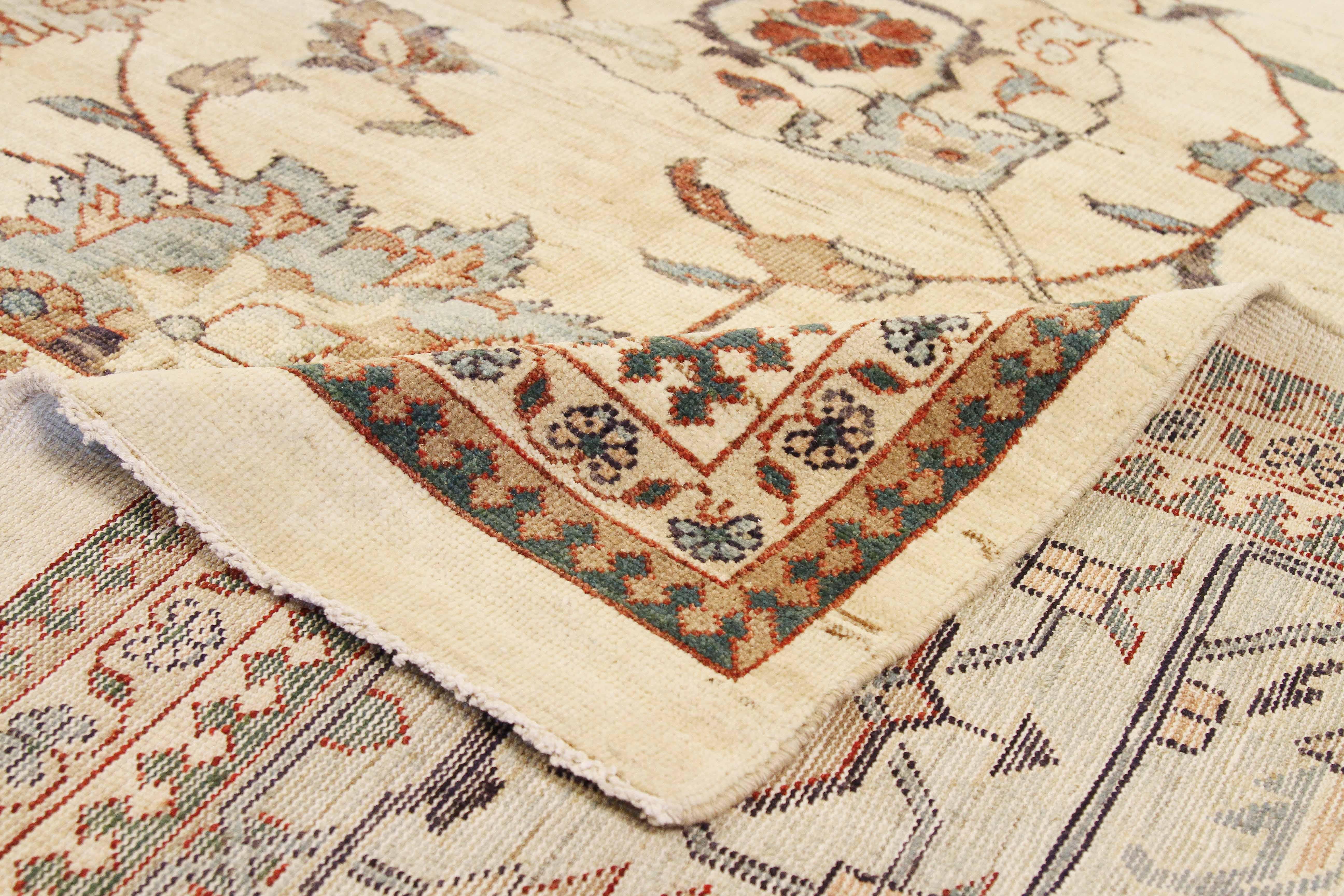 Türkischer Oversize-Teppich im Sultanabad-Stil mit grauen und braunen Blumendetails (Handgewebt) im Angebot