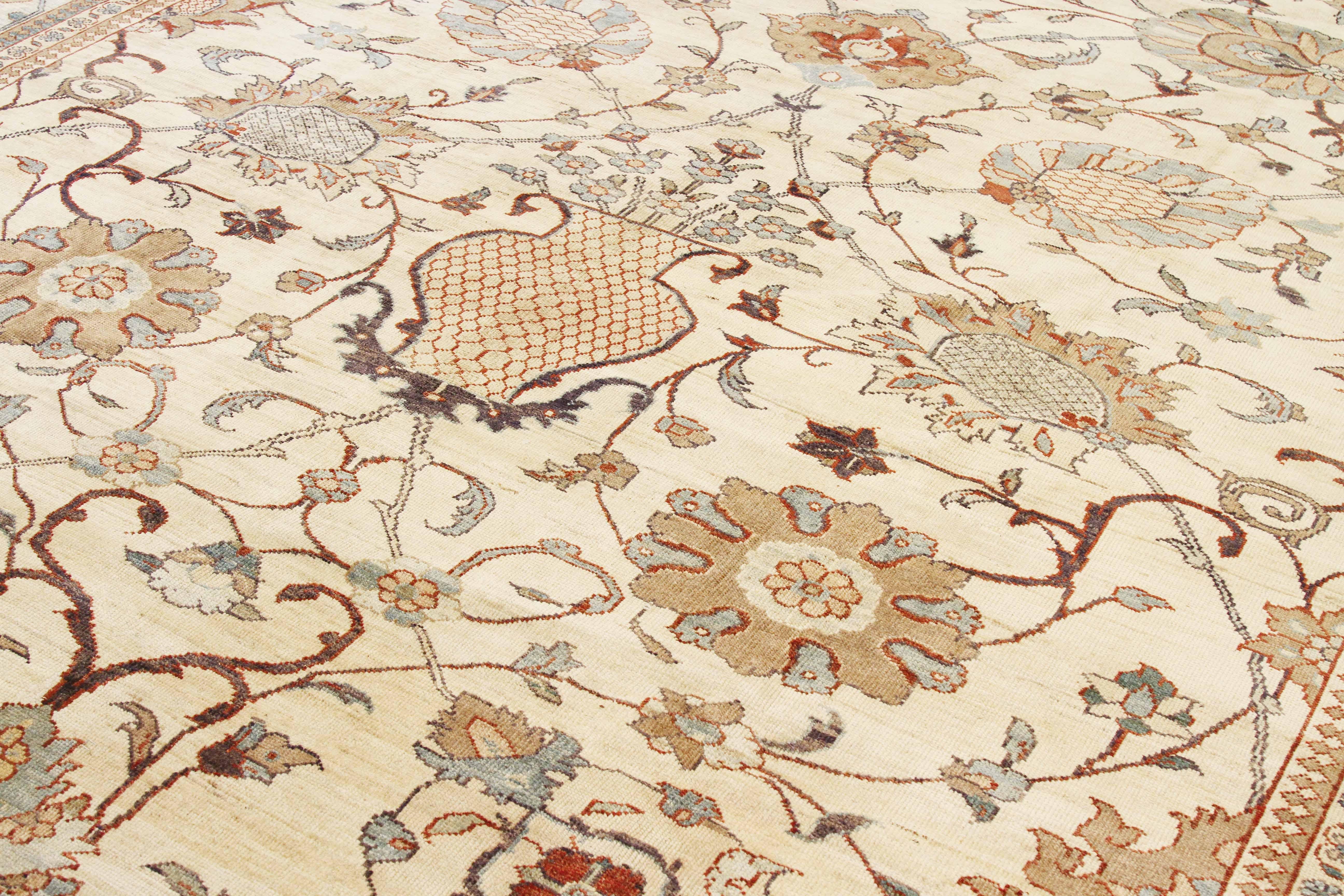 Türkischer Oversize-Teppich im Sultanabad-Stil mit grauen und braunen Blumendetails im Zustand „Neu“ im Angebot in Dallas, TX