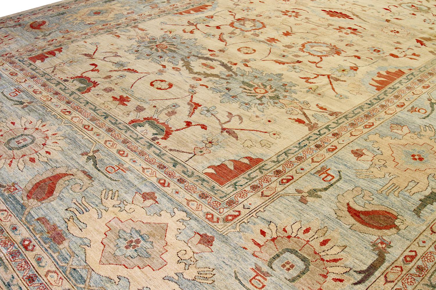 Turco Tappeto contemporaneo oversize in stile Sultanabad Rugs con fiori blu e avorio in vendita