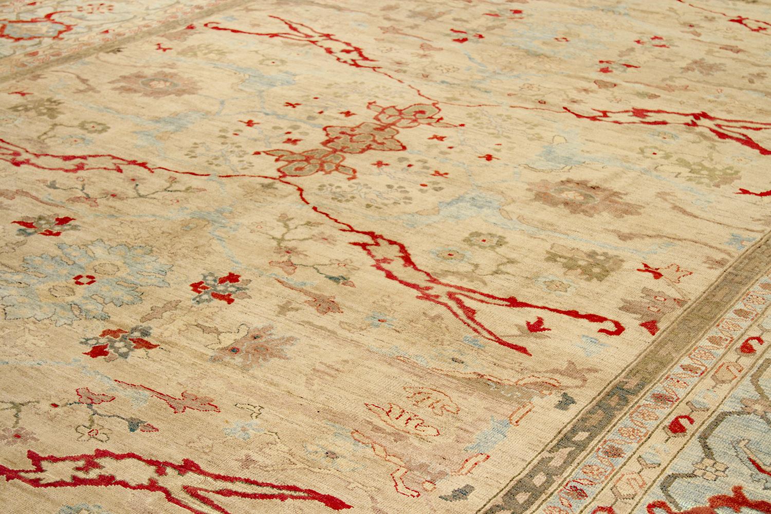 Übergroßer zeitgenössischer türkischer Sultanabad-Teppich mit grauen & roten Blumenmotiven (Türkisch) im Angebot