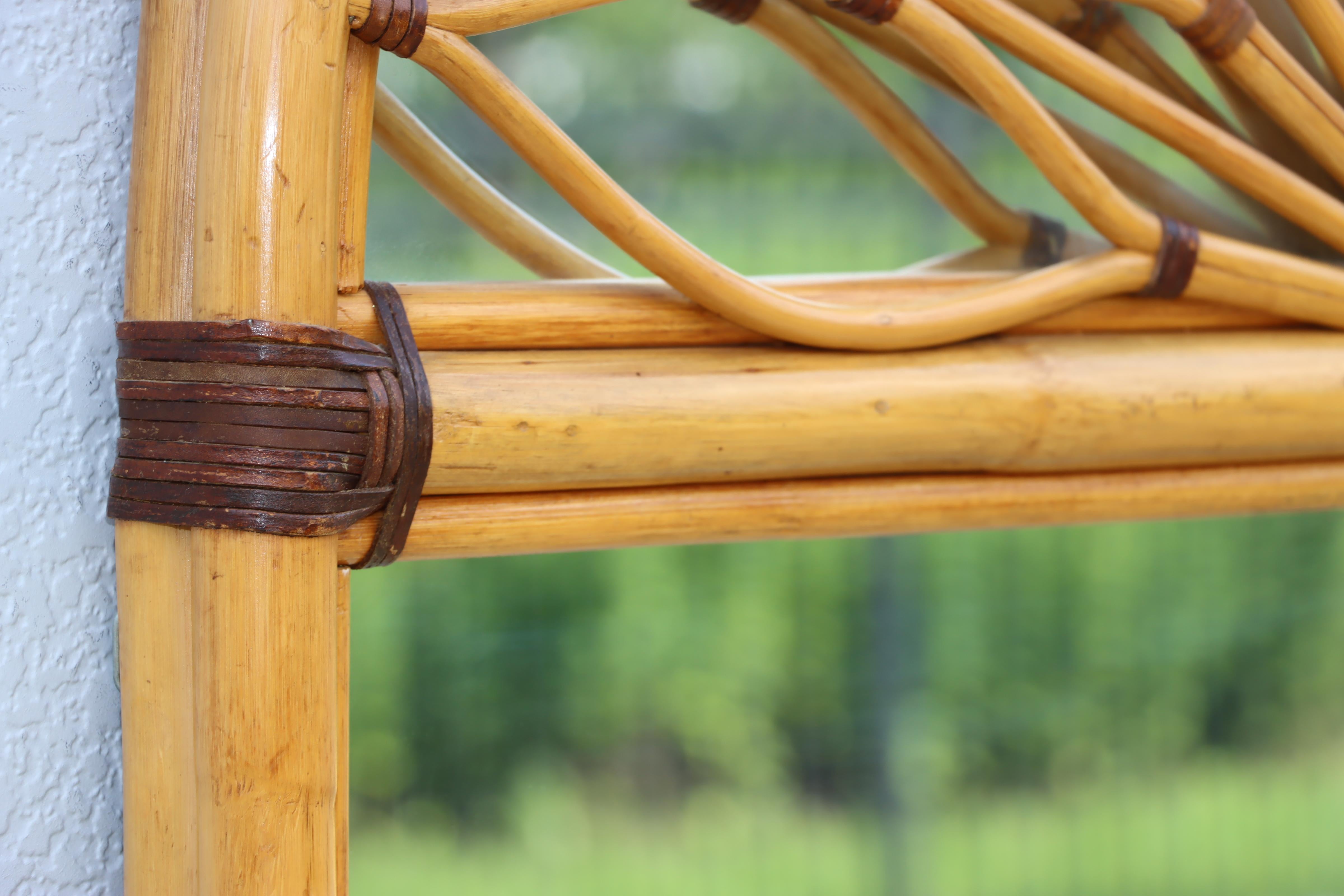 Übergroßer Wandspiegel aus Rattan und Bambus mit Kuppelaufsatz im Angebot 1