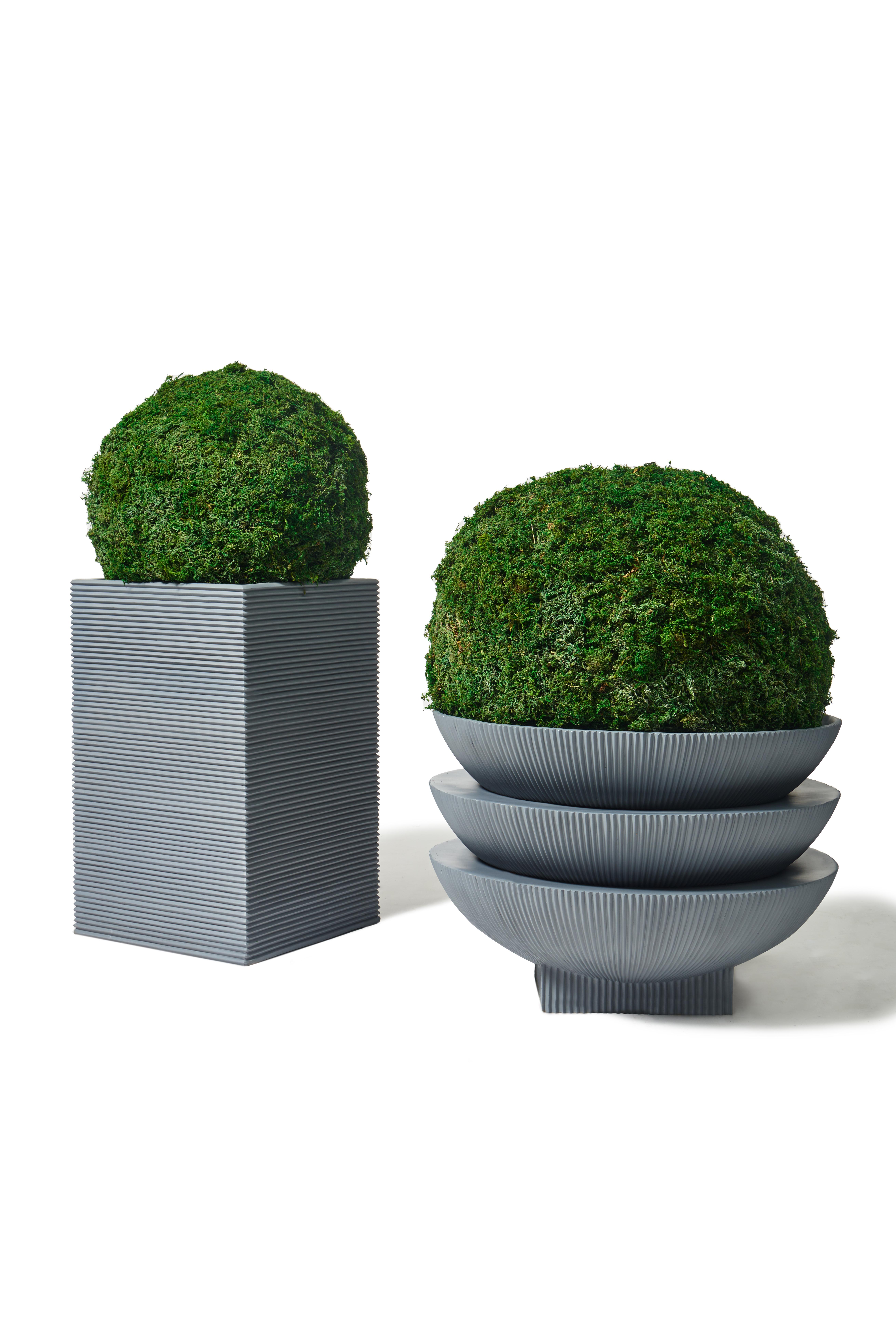 Jardinera exterior de interior de fibra de vidrio de media cúpula sobredimensionada 'Gris' Bandeja de drenaje en Nuevo estado para la venta en New York, NY