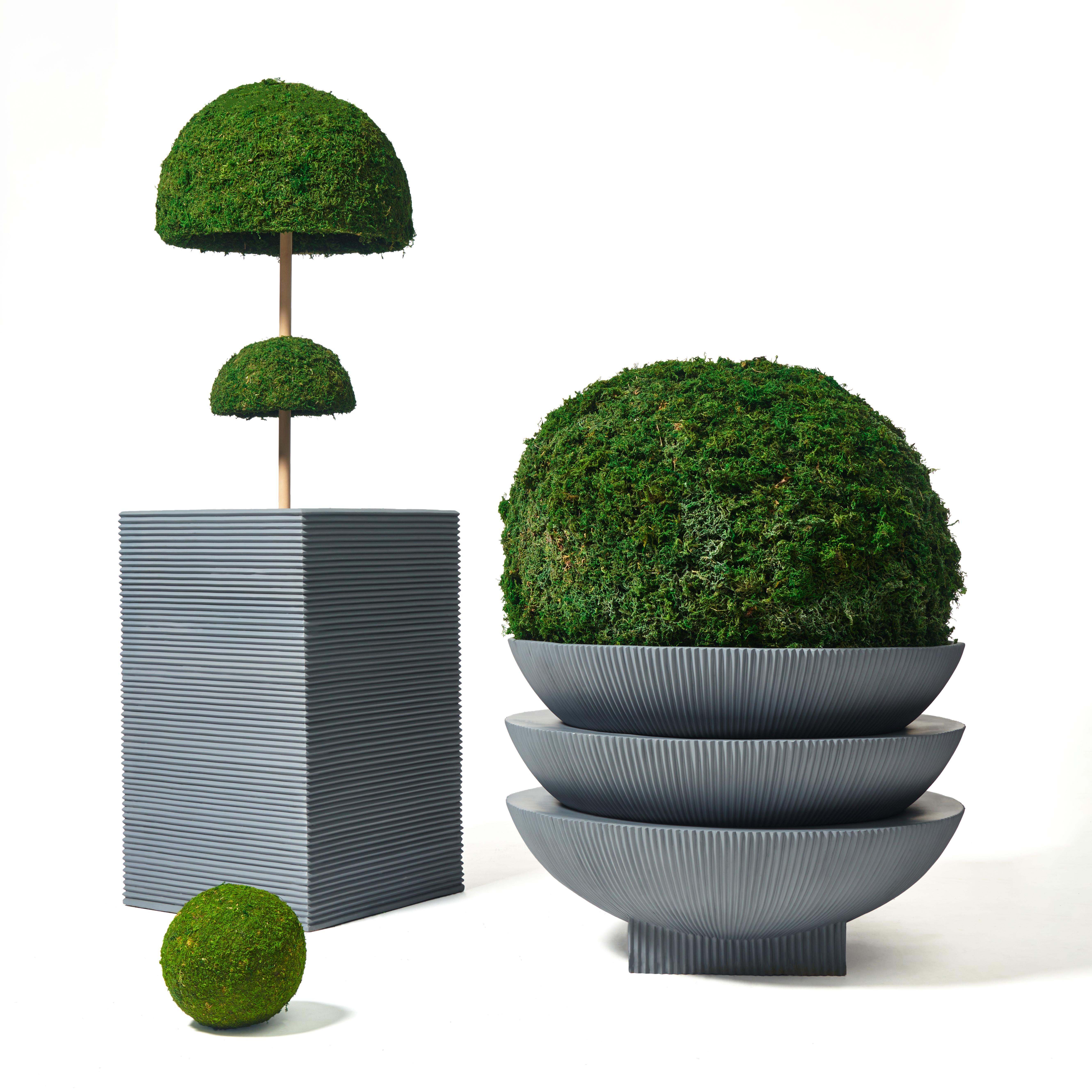 Jardinera exterior de interior de fibra de vidrio de media cúpula sobredimensionada 'Gris' Bandeja de drenaje Siglo XXI y contemporáneo en venta