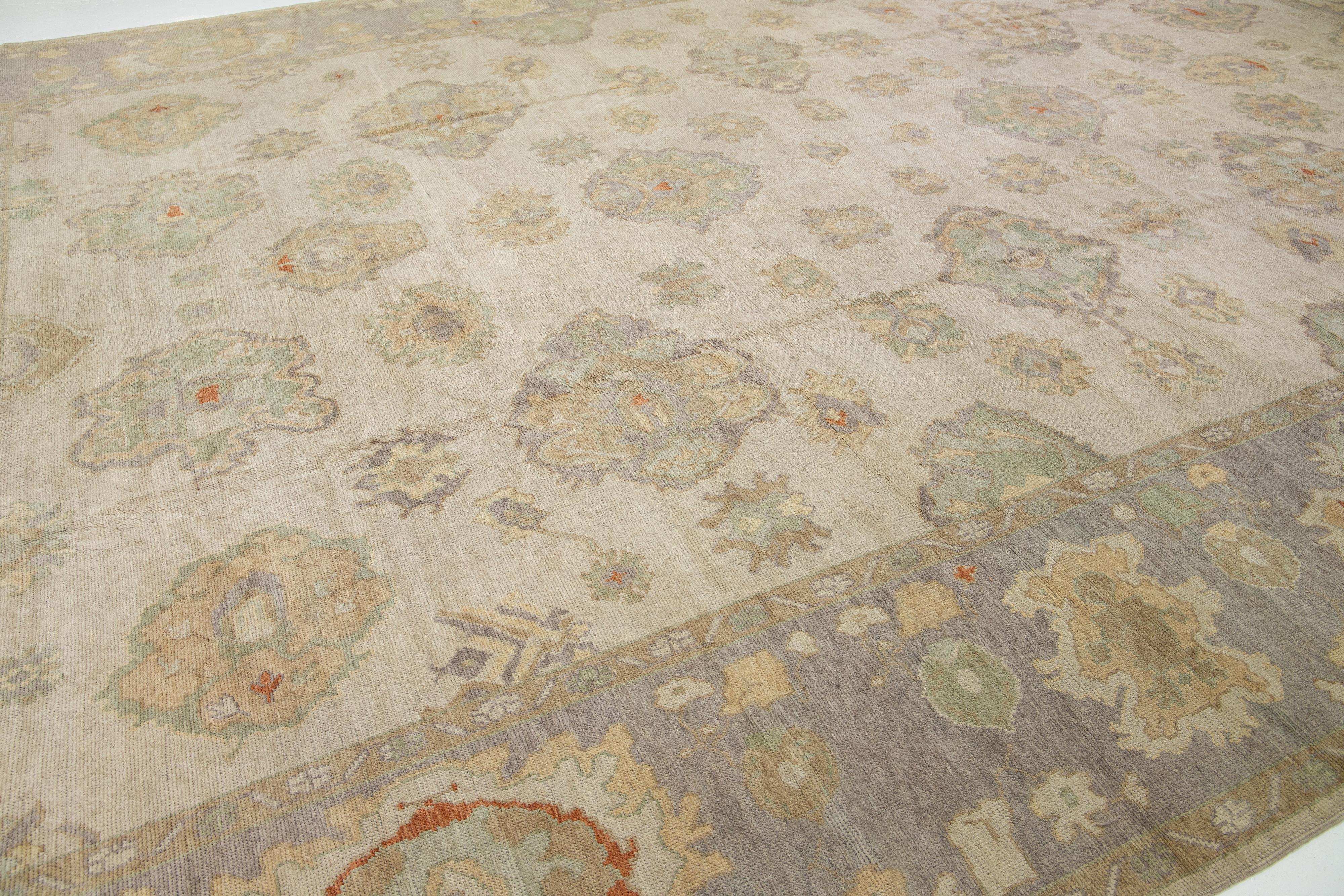 Übergroßer handgefertigter zeitgenössischer Oushak-Wollteppich in Beige mit Blumenmotiv im Angebot 3