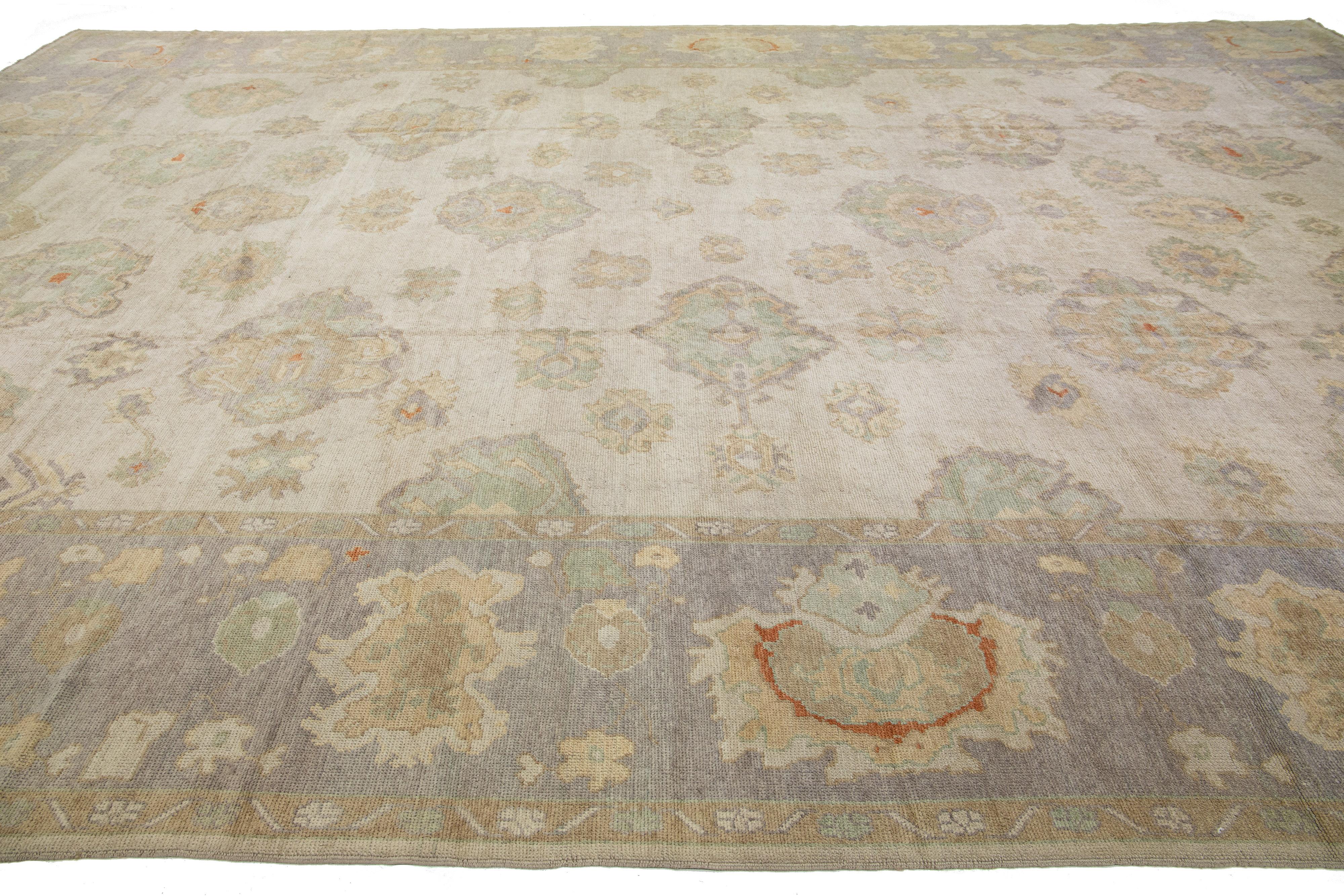 Übergroßer handgefertigter zeitgenössischer Oushak-Wollteppich in Beige mit Blumenmotiv (Handgeknüpft) im Angebot