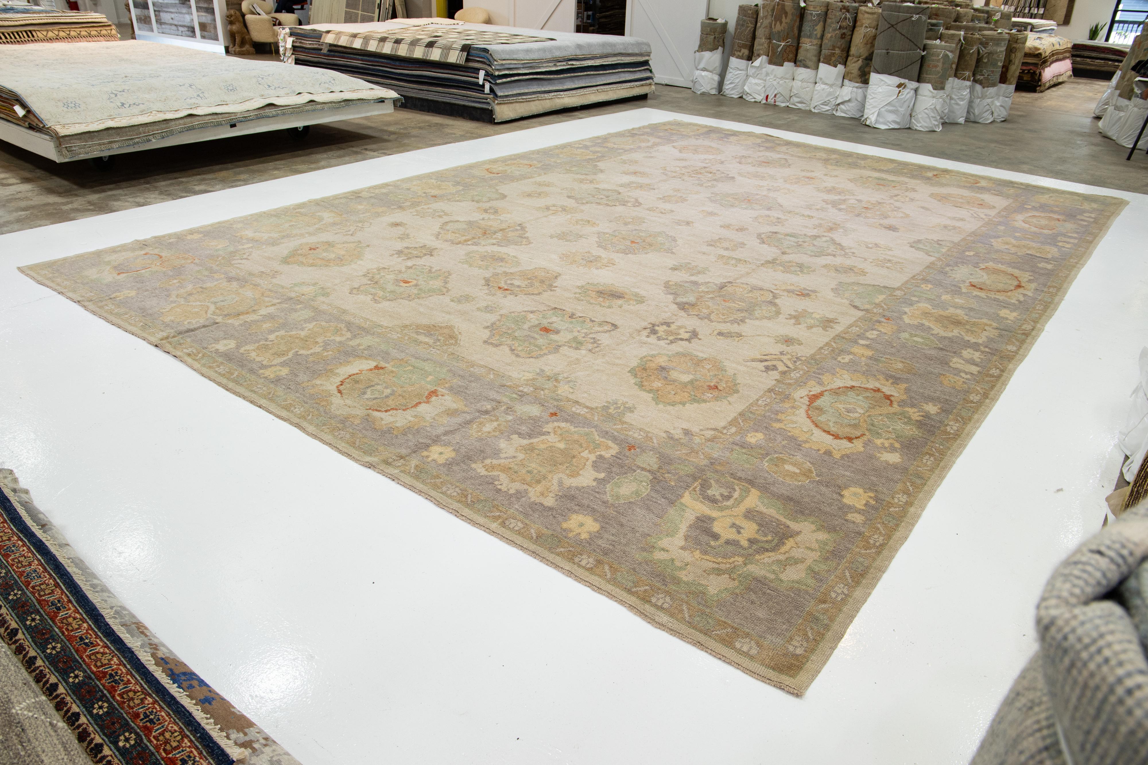 Übergroßer handgefertigter zeitgenössischer Oushak-Wollteppich in Beige mit Blumenmotiv (Wolle) im Angebot