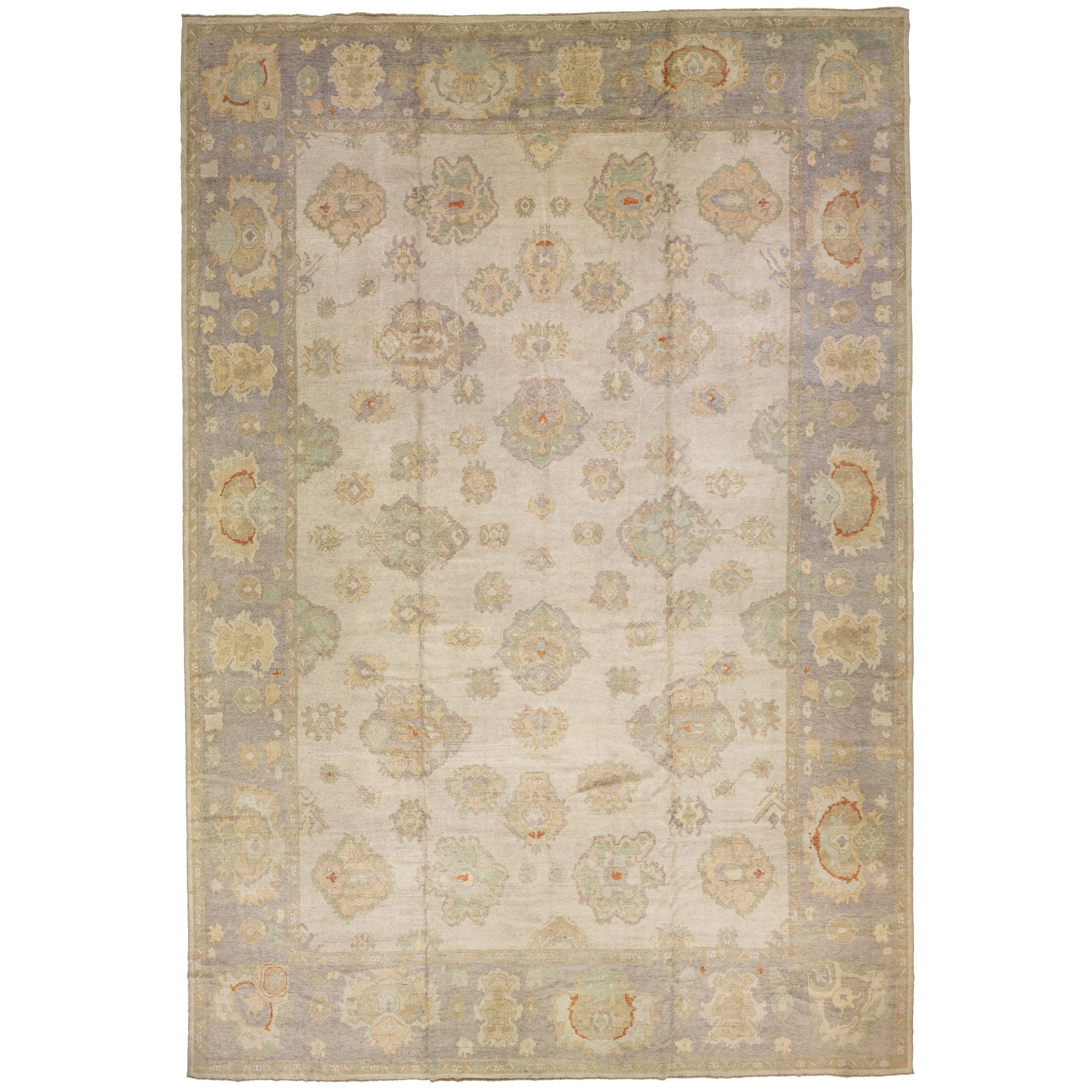 Übergroßer handgefertigter zeitgenössischer Oushak-Wollteppich in Beige mit Blumenmotiv