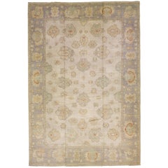 Übergroßer handgefertigter zeitgenössischer Oushak-Wollteppich in Beige mit Blumenmotiv