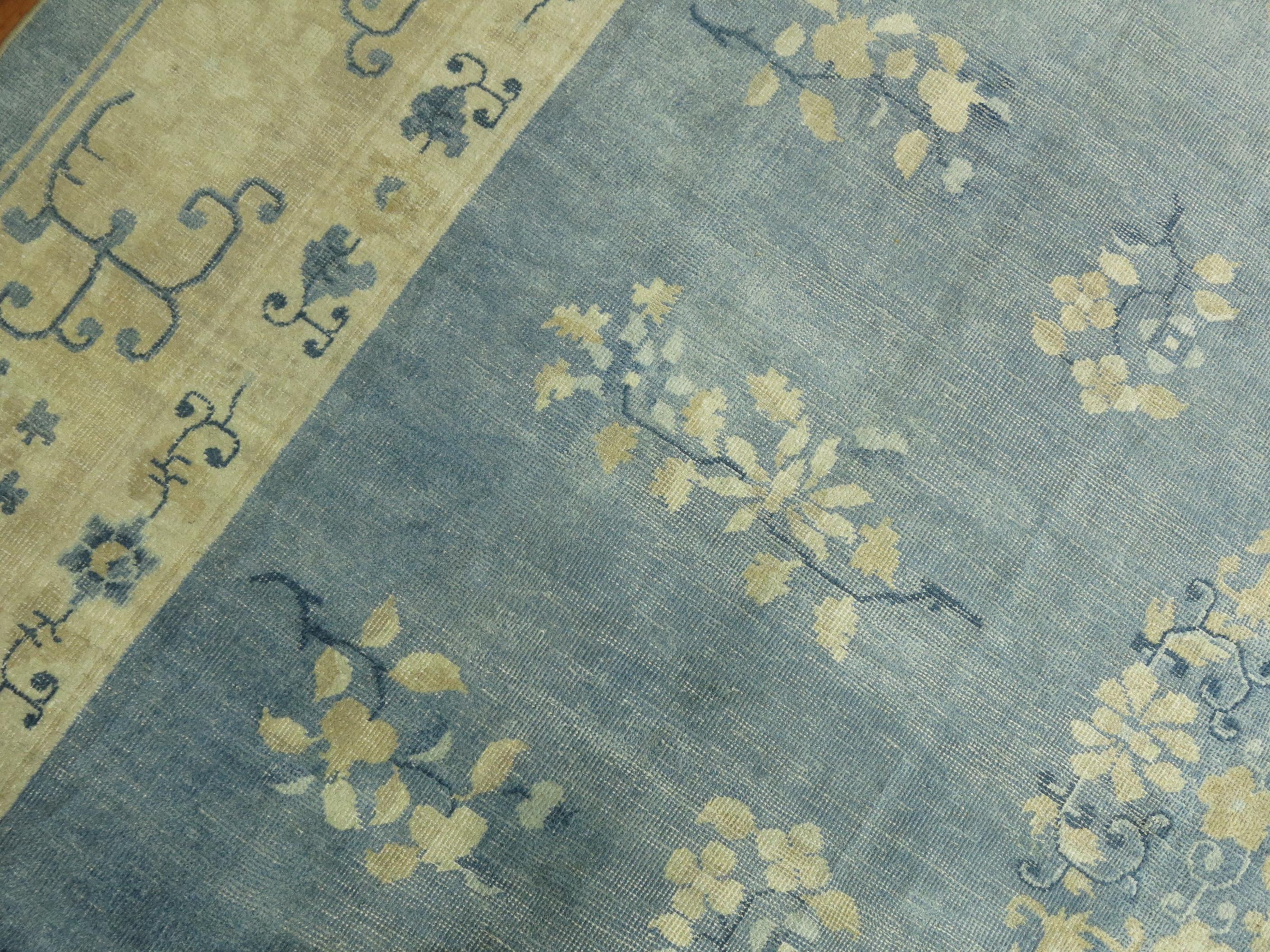 Übergroßer hellblauer antiker chinesischer Teppich (Handgewebt) im Angebot