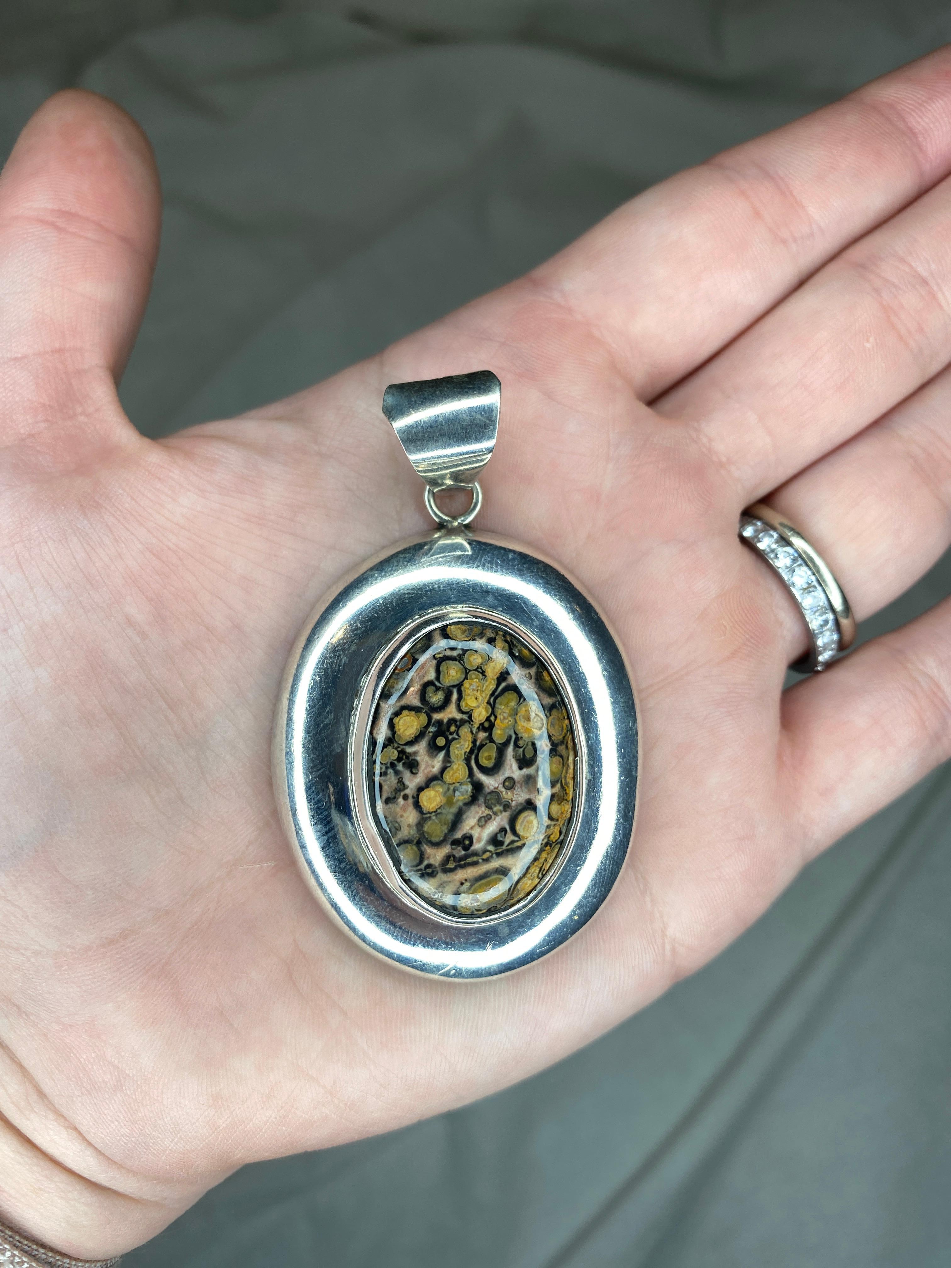 Oversize Mexican Oval Agate Pendant, Sterling Silver, Vintage In Good Condition For Sale In McLeansville, NC