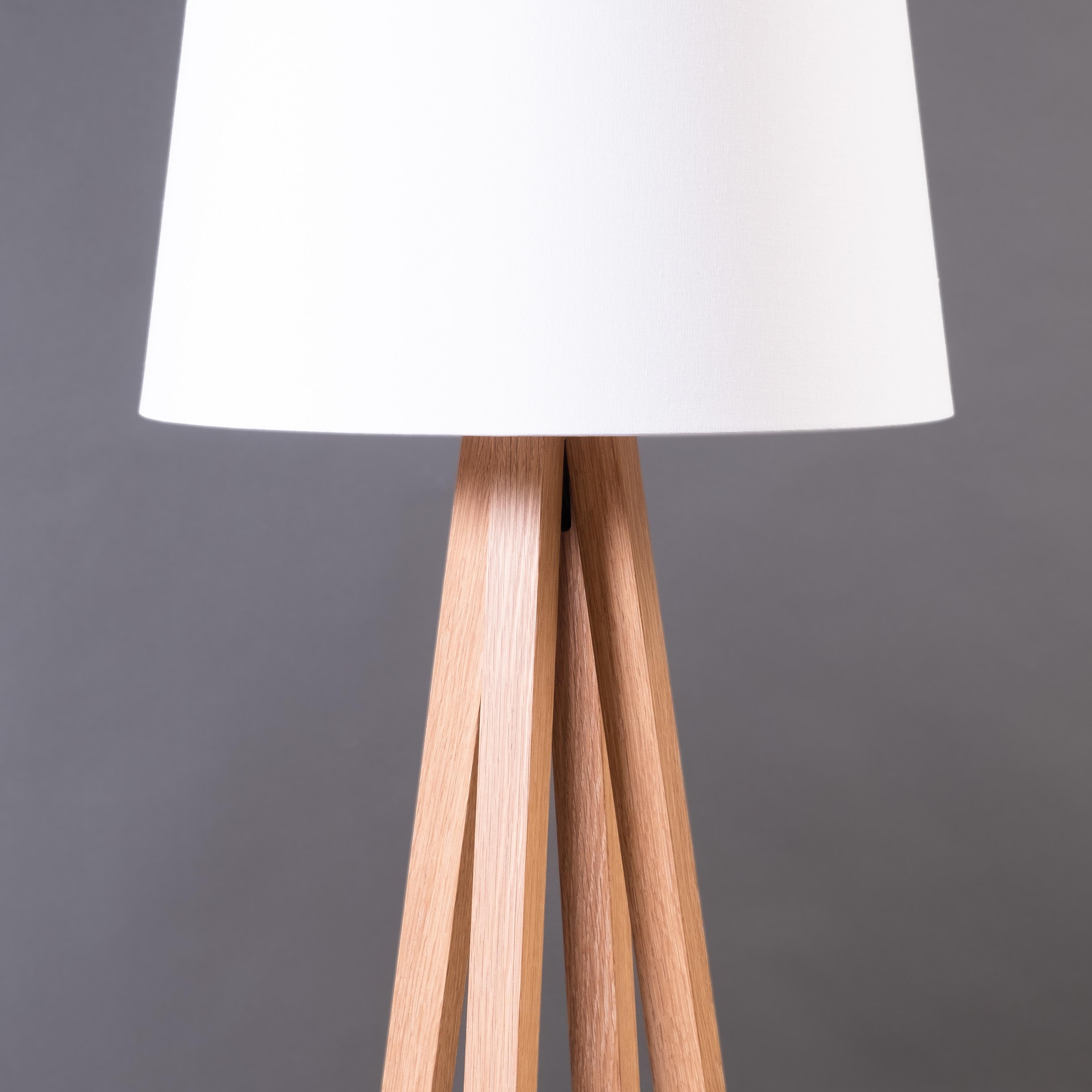 Übergroße moderne 4-beinige Stehlampe aus weißer Eiche mit konischem Schirm (Holzarbeit) im Angebot