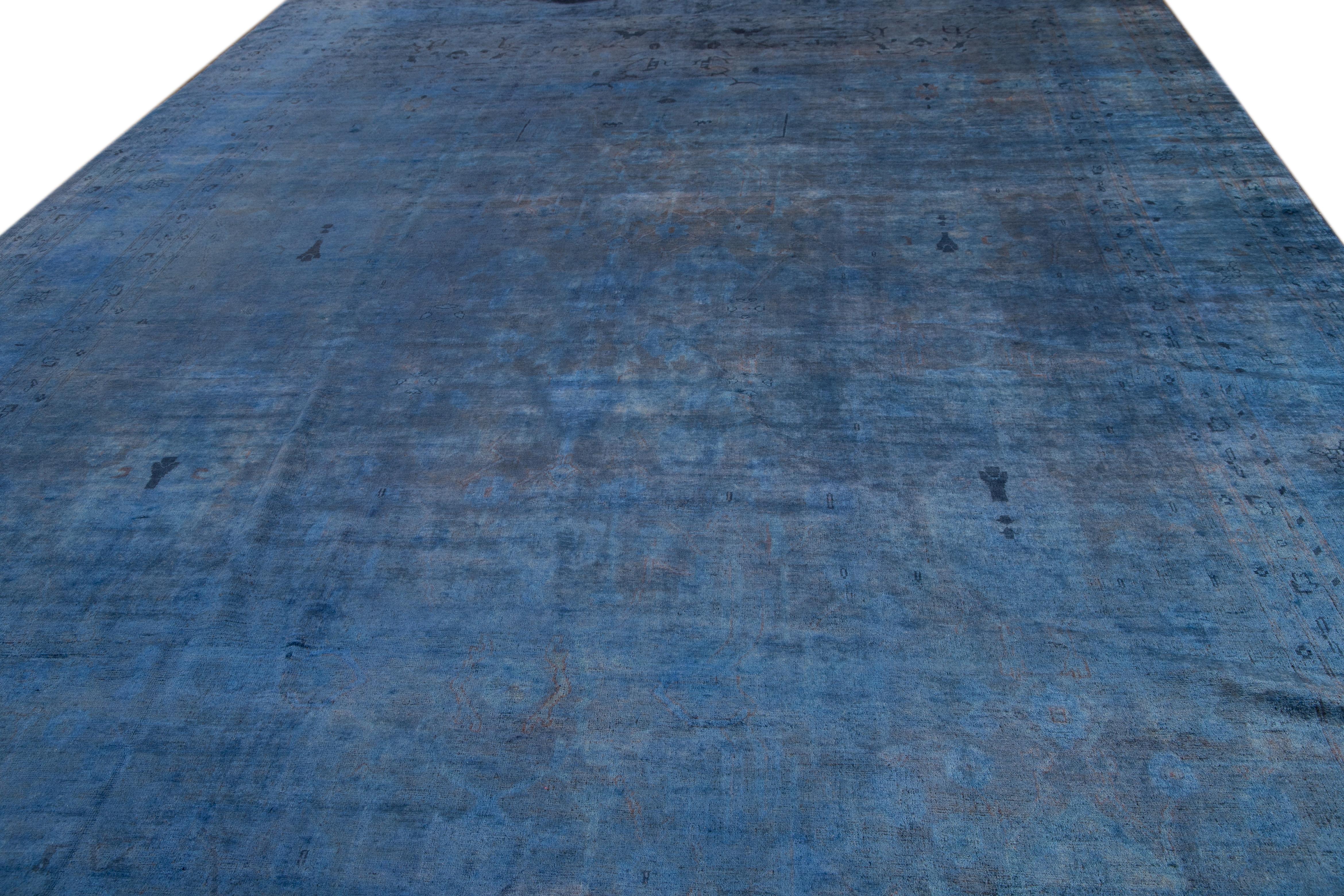 Dieser exquisite, modernisierte Overdyed-Teppich, der in Handarbeit aus hochwertiger Wolle gefertigt wurde, zeigt einen leuchtend blauen Untergrund mit einem prächtigen Classic-Motiv.

Dieser Teppich misst 12' 3