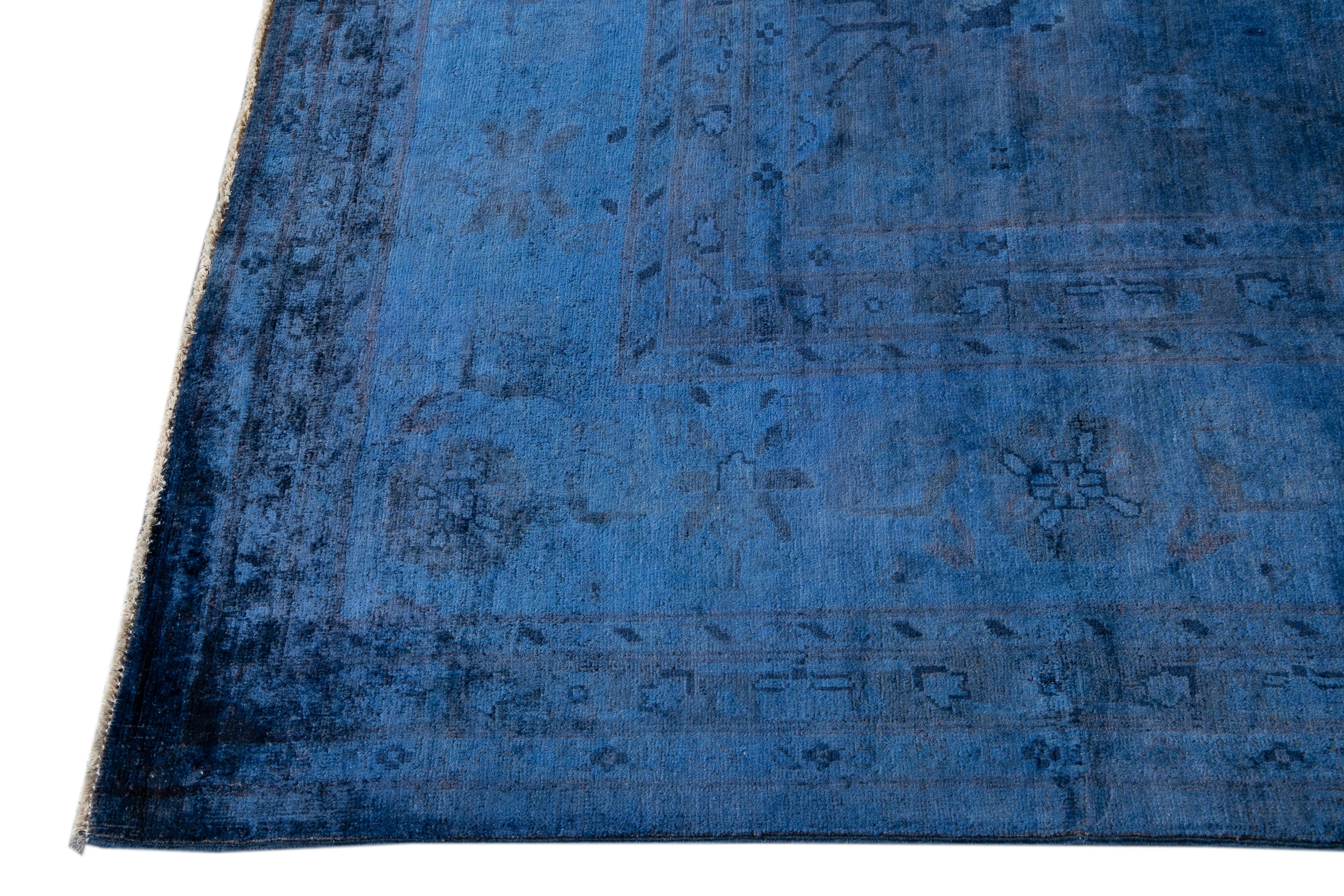 Moderner blauer Overdyed-Wollteppich in Übergröße, handgefertigt mit Blumenmotiv (Moderne der Mitte des Jahrhunderts) im Angebot