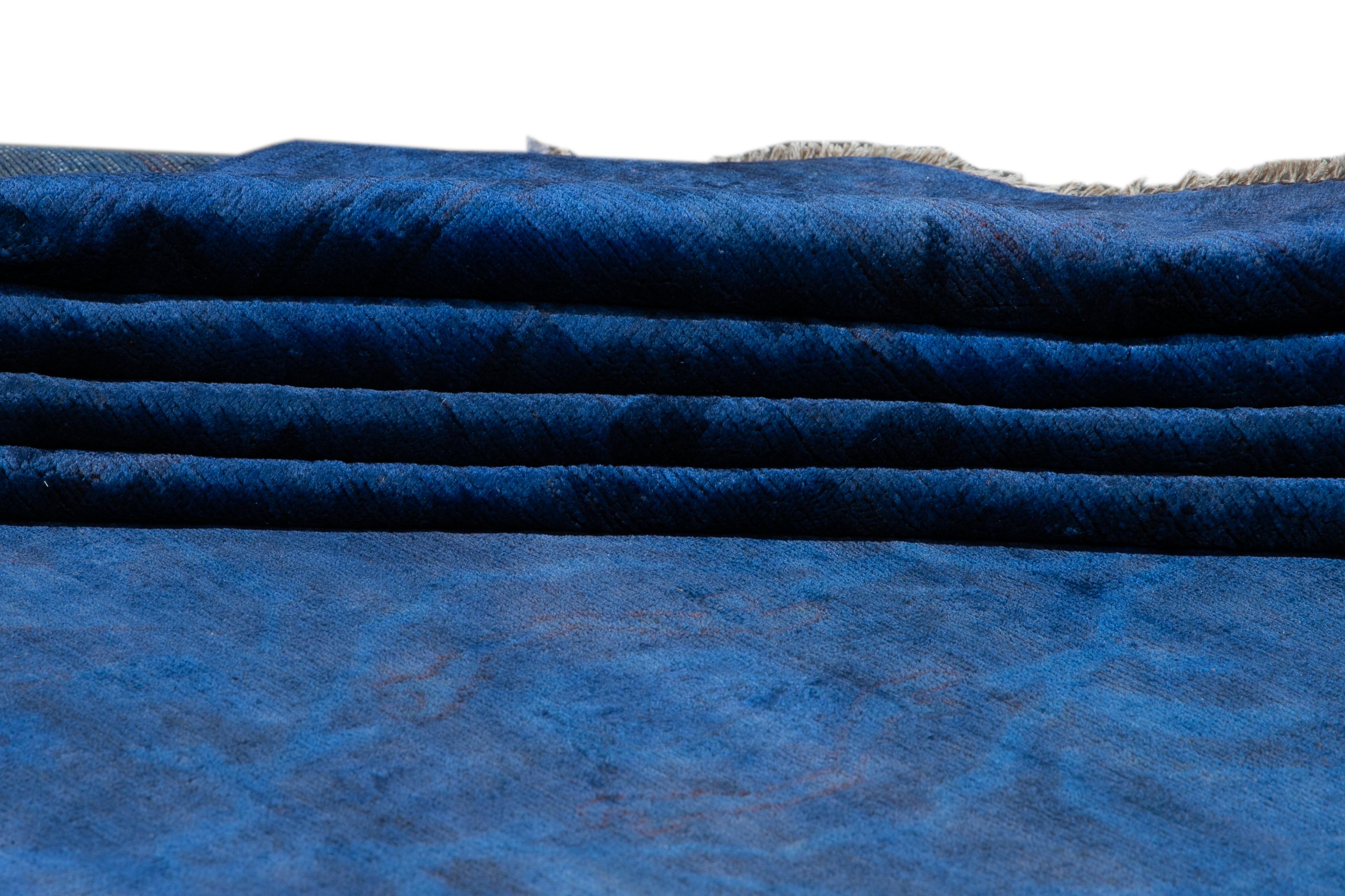 Moderner blauer Overdyed-Wollteppich in Übergröße, handgefertigt mit Blumenmotiv (Wolle) im Angebot
